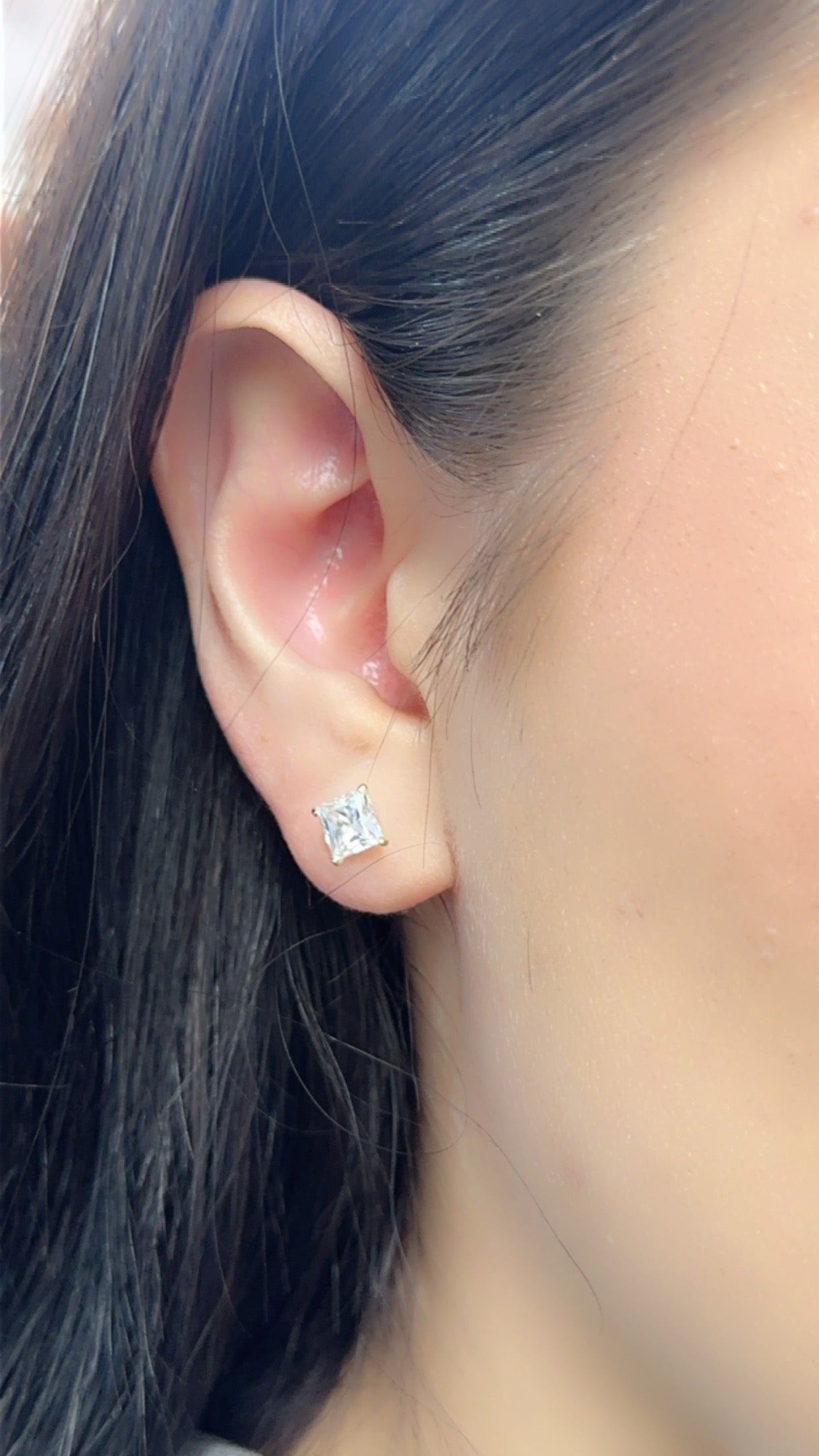 14MGME00039 - Pendiente cuadrado de moissanita con cierre de rosca en oro amarillo de 14 quilates