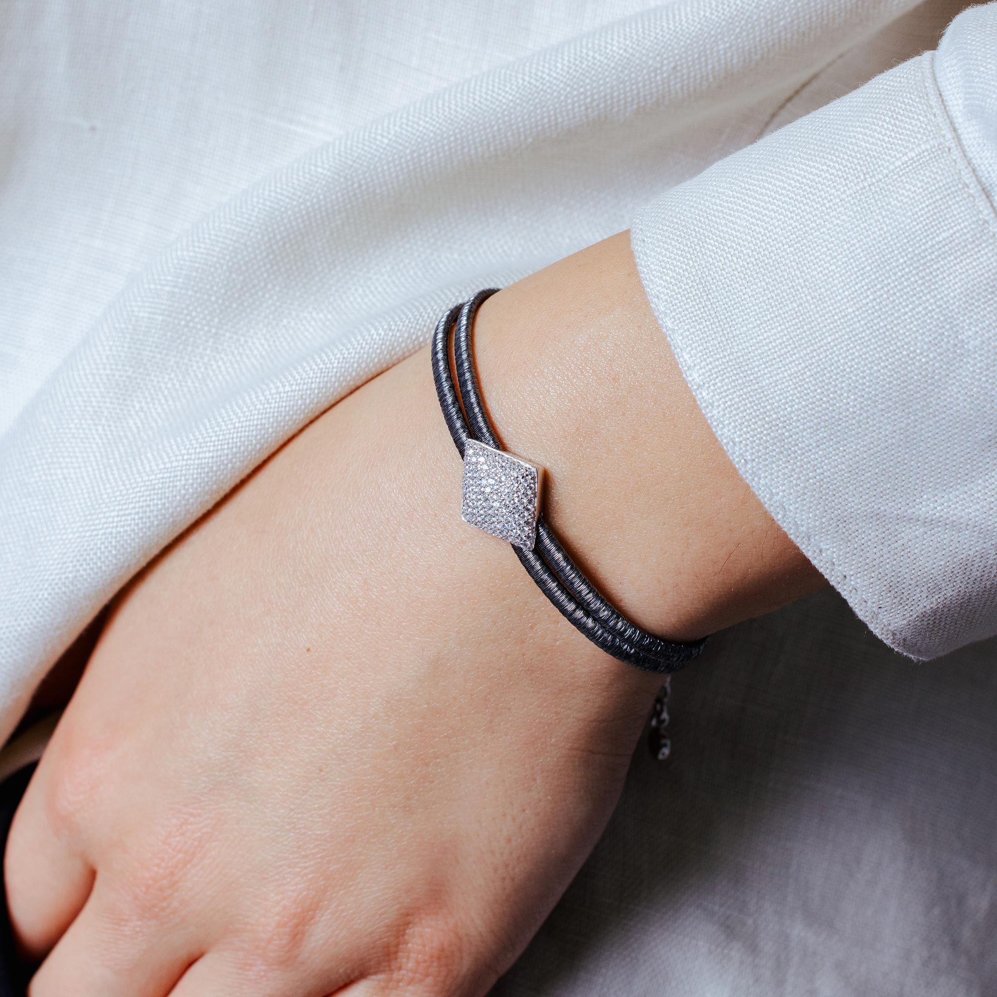 Pulsera italiana chapada en rodio negro de plata 925 con detalle en forma de diamante con micro pavé CZ - ITB00207BLK-RH