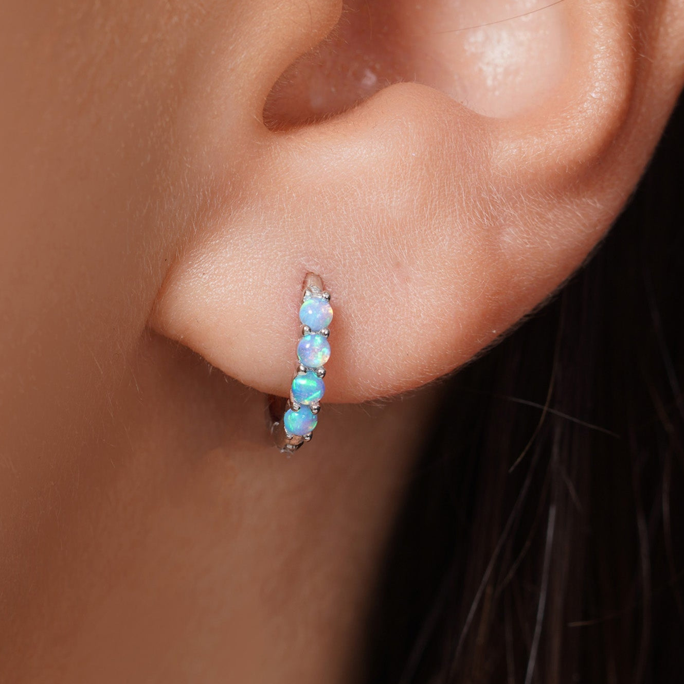 Pendiente de botón de plata de ley rodiada con doble banda de 4,5 mm x 21 mm - GME00131