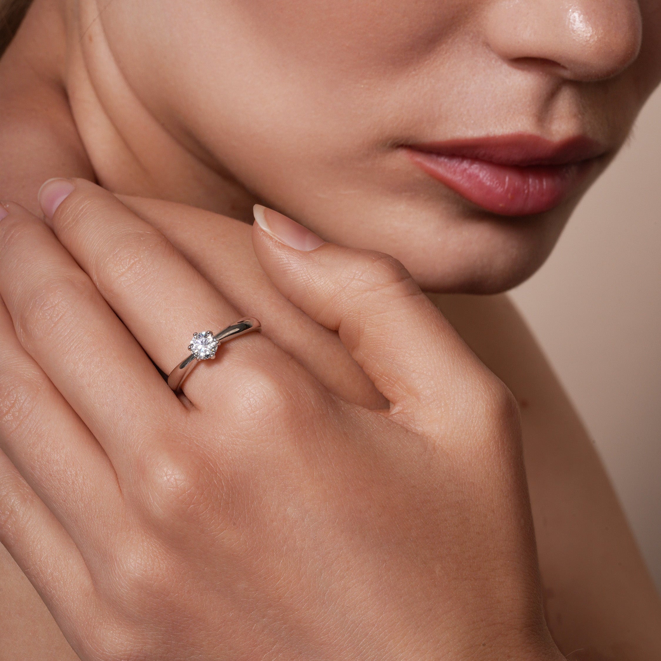 Anillo de compromiso solitario de plata de ley 925 rodiada con diamante redondo cultivado en laboratorio de 5 mm - LGMR00001