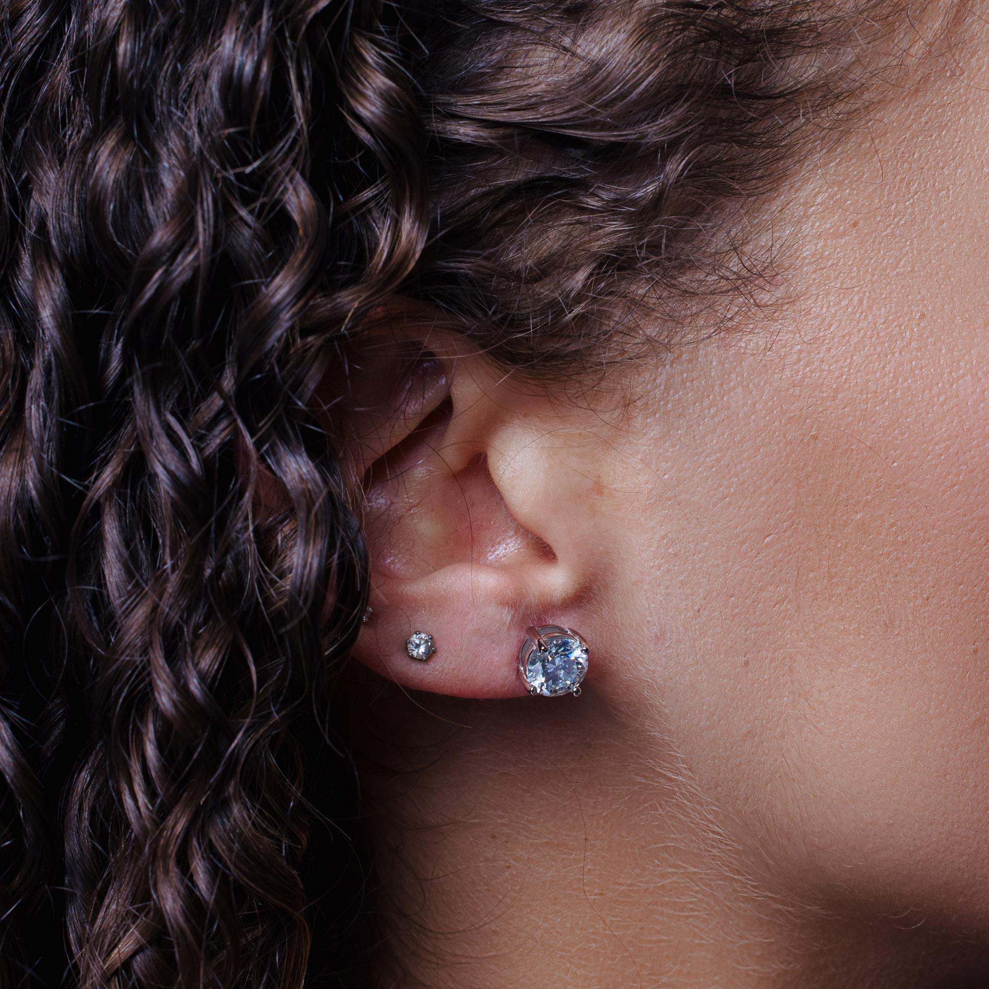 Pendiente de plata de ley 925 con moissanita de 8 mm, redondo, con cierre a presión - MBGE00005