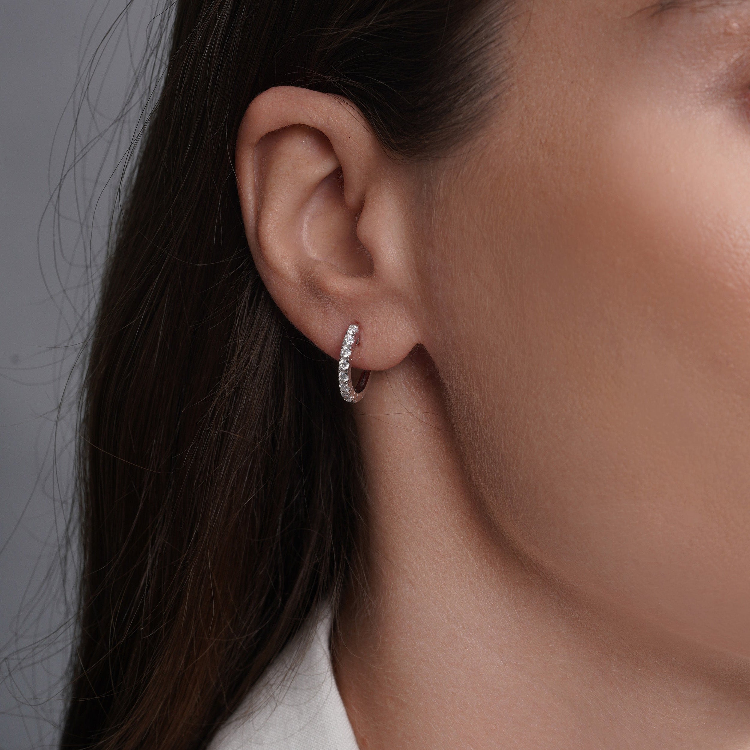 Pendiente de aro con cruz de moissanita en plata de ley 925 rodiada - MGME00037