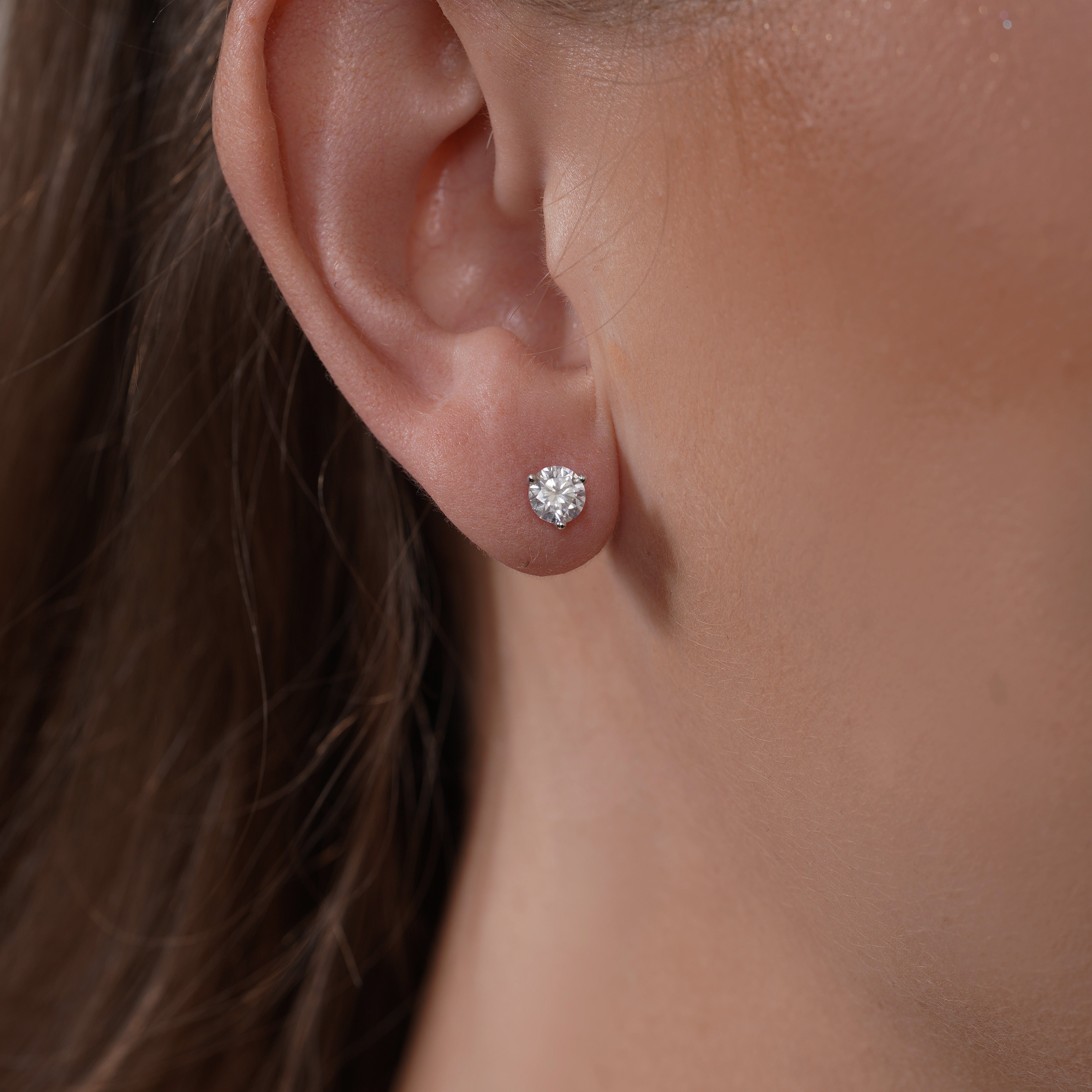 Pendiente de aro con cruz de moissanita en plata de ley 925 rodiada - MGME00037