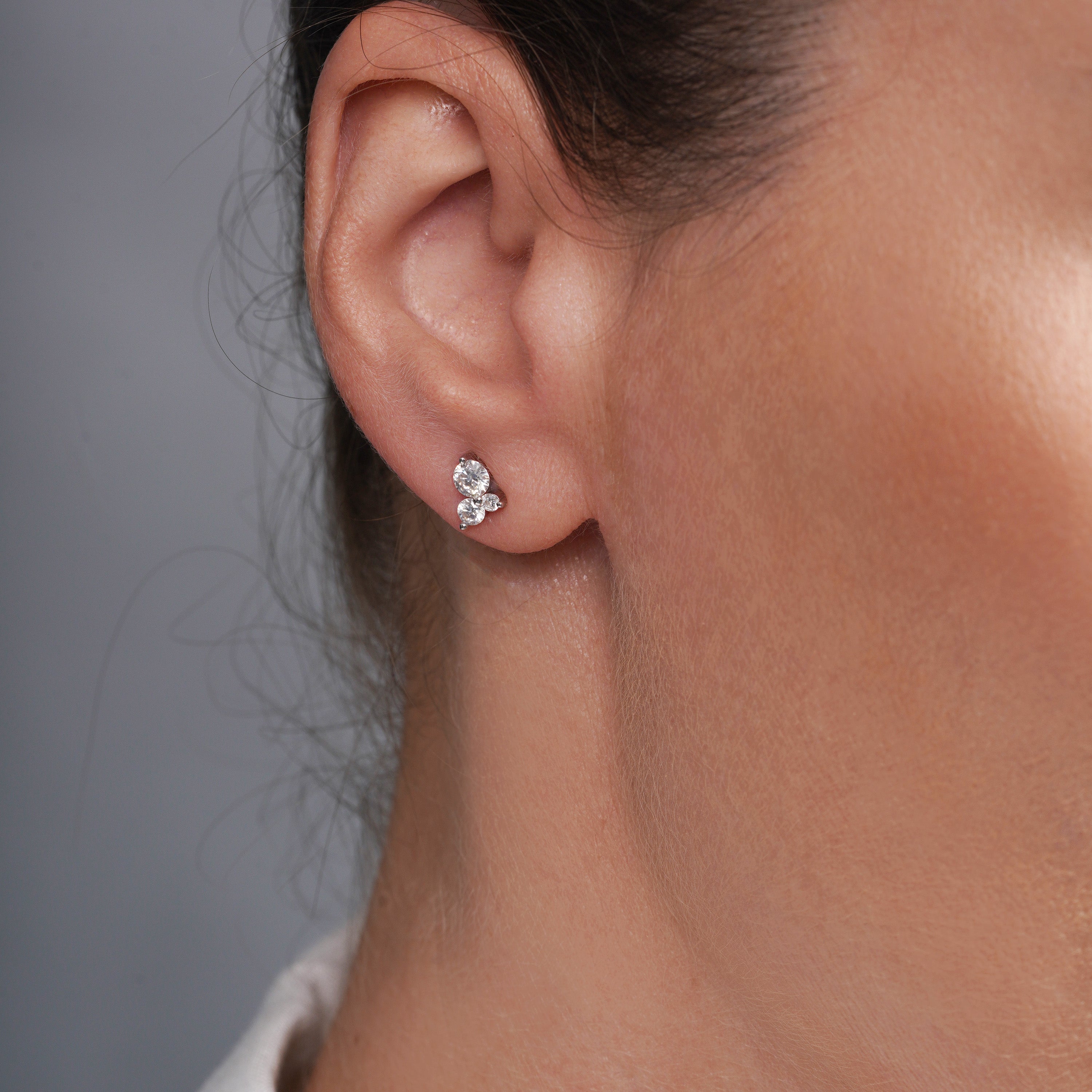 Pendiente de aro con cruz de moissanita en plata de ley 925 rodiada - MGME00037