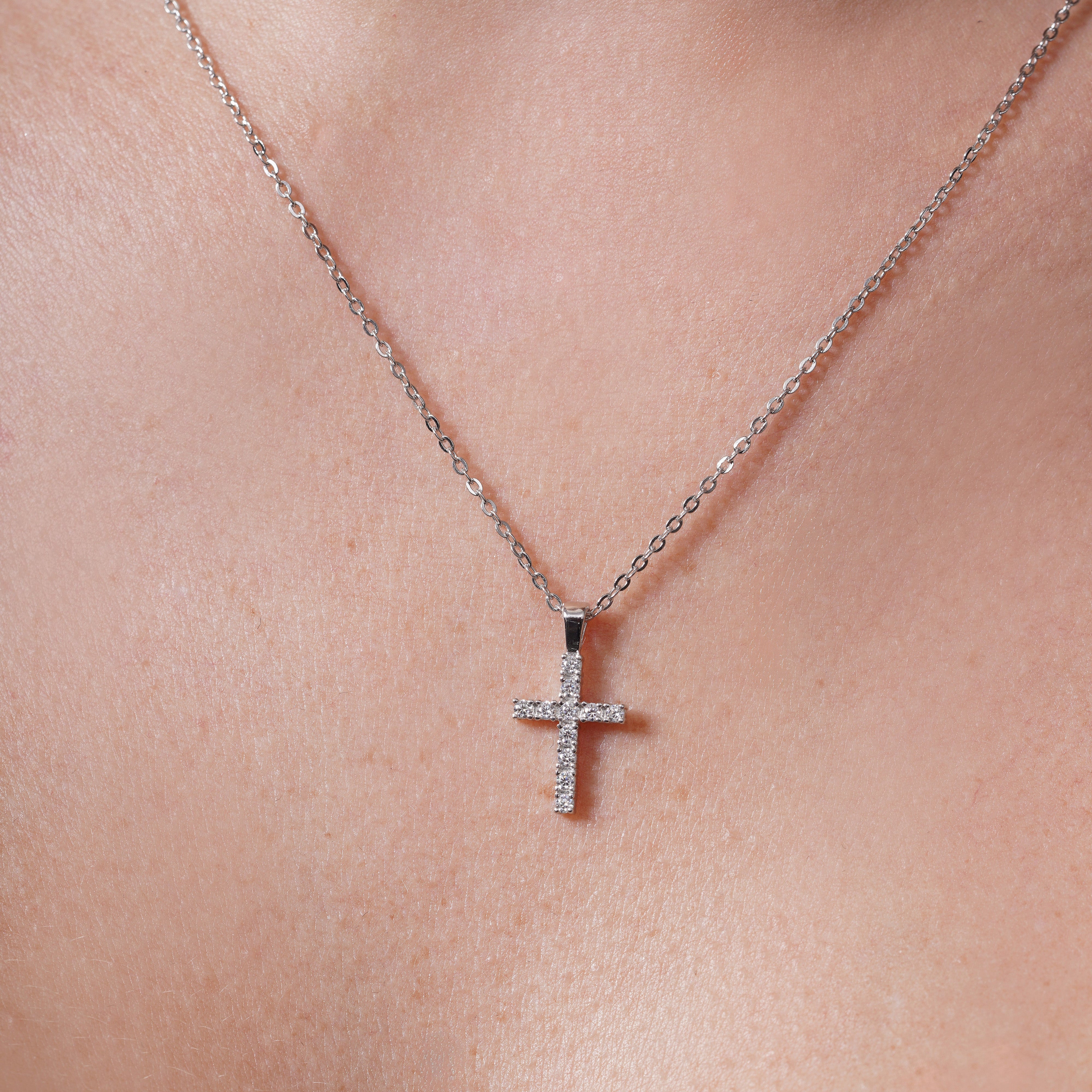 Colgante de cruz de moissanita de plata de ley 925 rodiada (9,6 mm x 17,5 mm) - MGMN00020