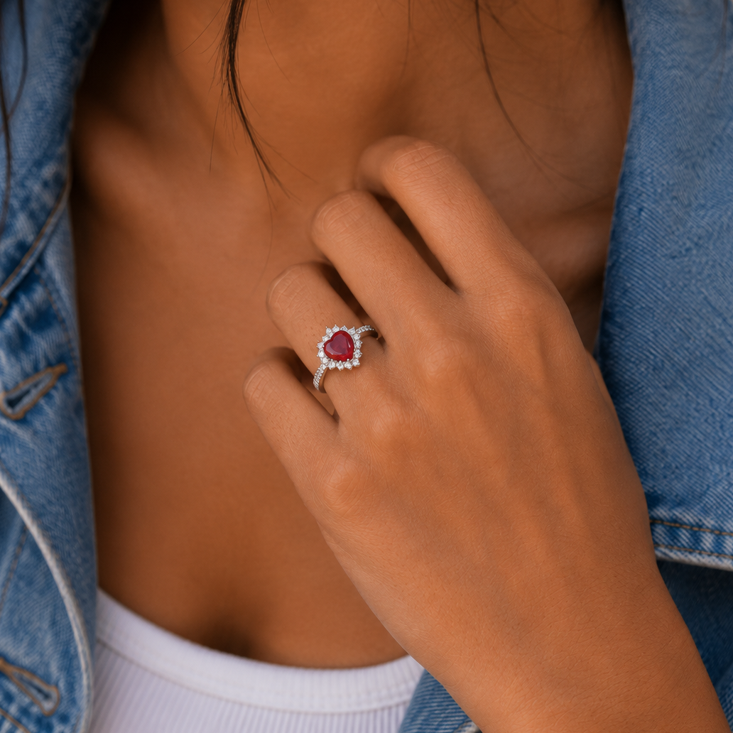 Anillo de pavé de corazón rojo rubí con moissanita de plata de ley 925 chapado en rodio - MGMR00056