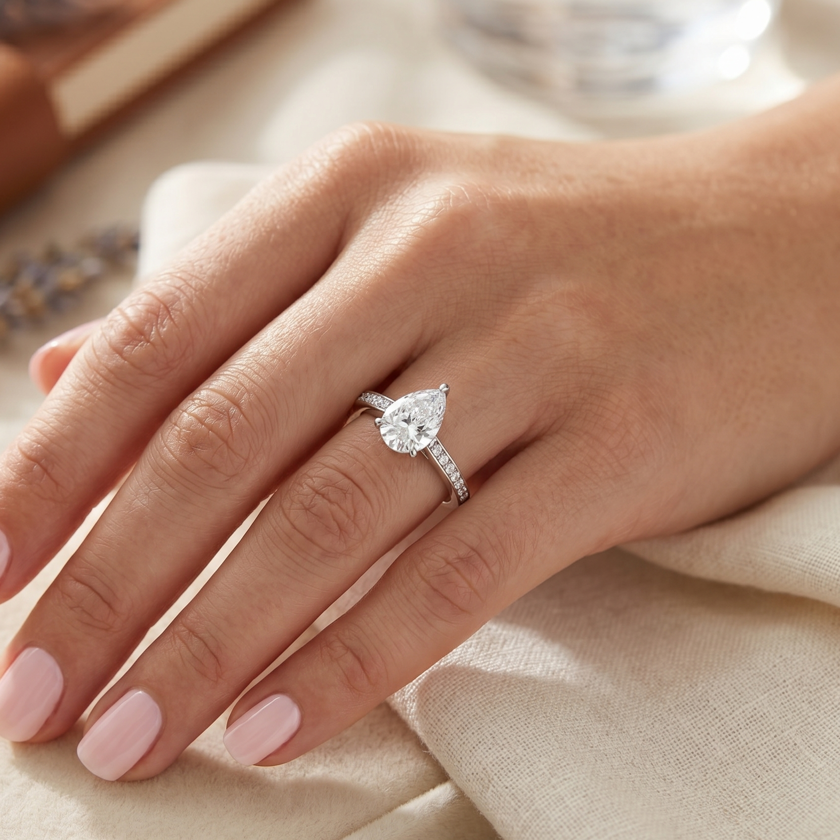 Anillo solitario clásico con moissanita de plata de ley 925 con baño de rodio y talla de pera - MGMR00063