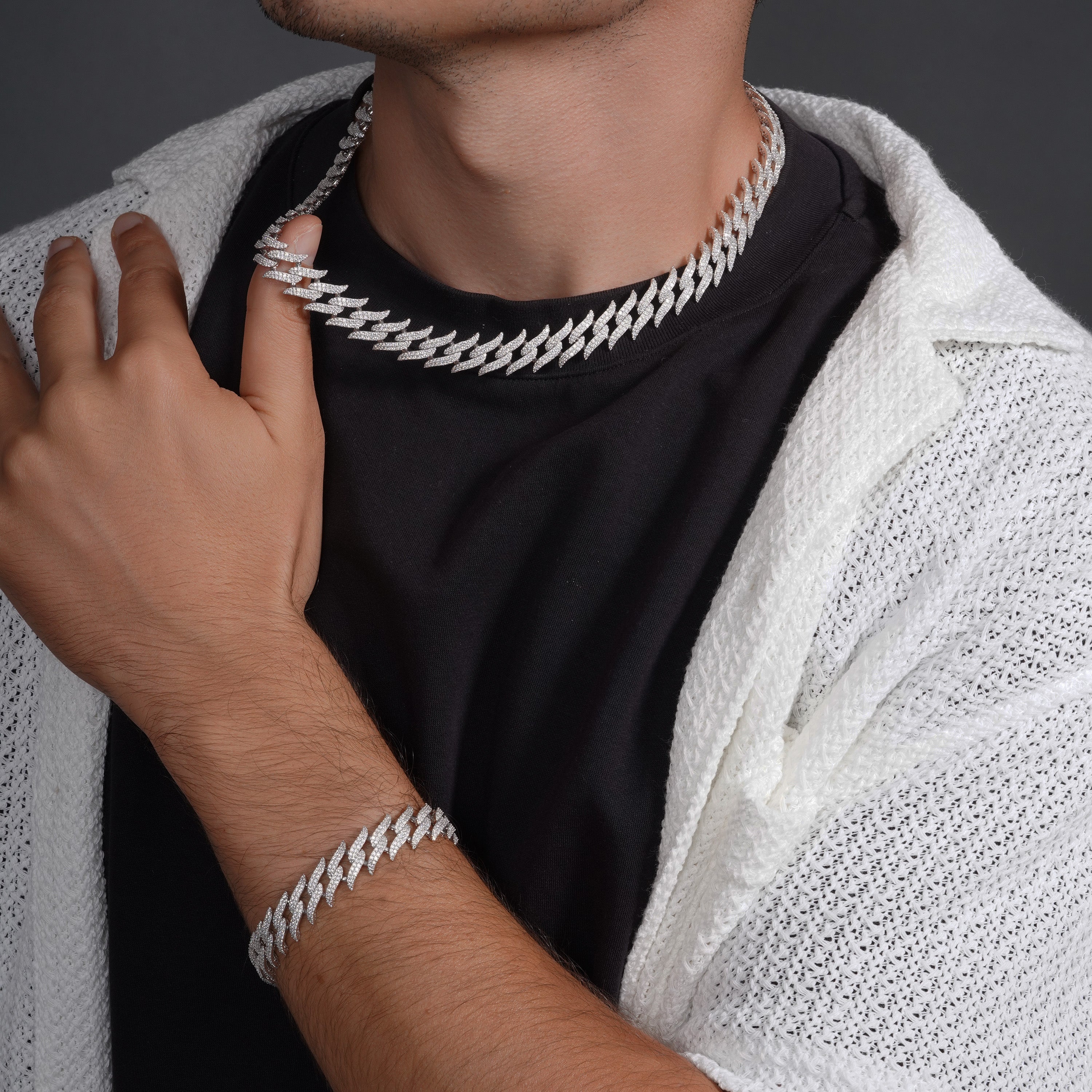 Alambre de púas con incrustaciones de circonitas cúbicas en plata de ley 925 rodiada (17,9 mm) - GMN00182