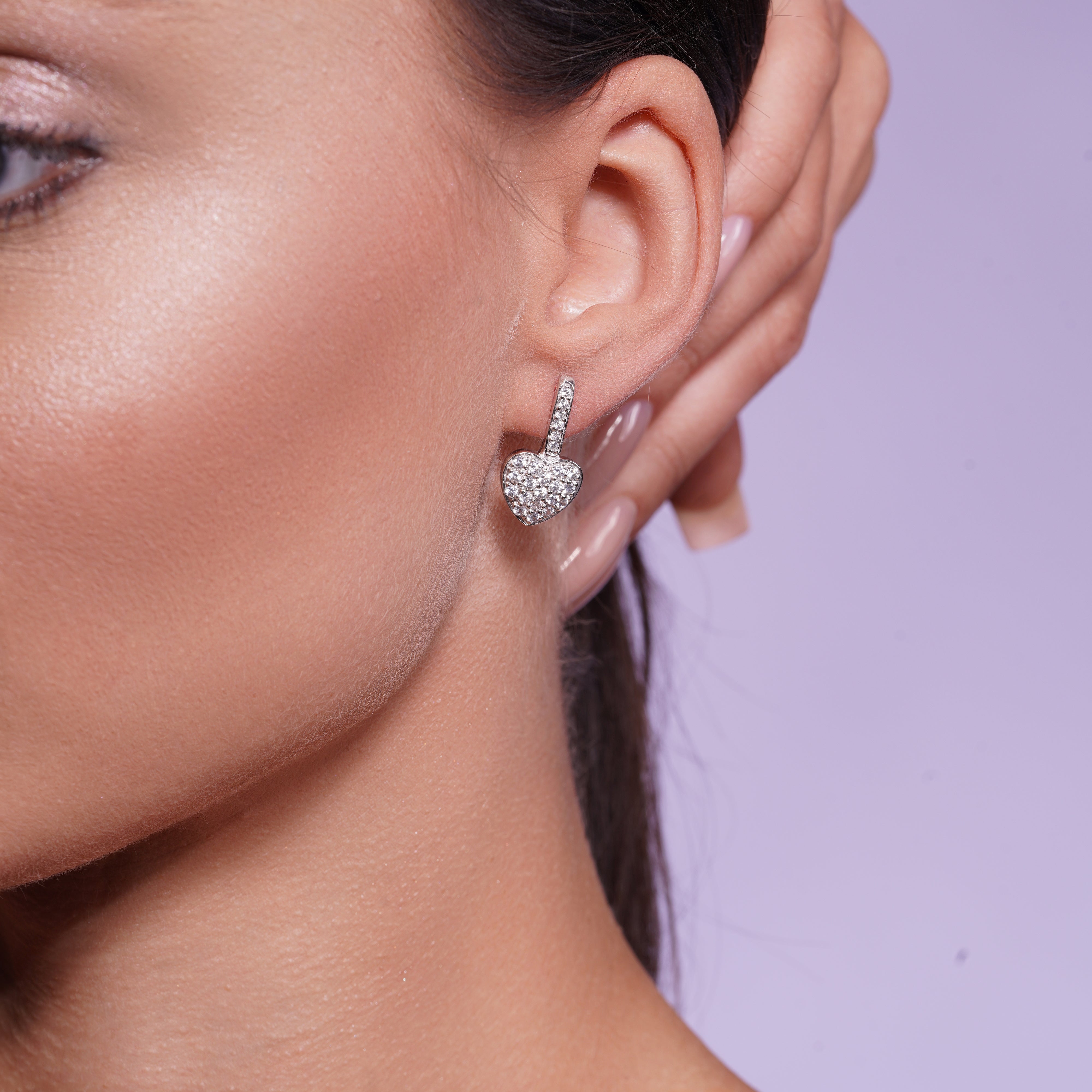 Aretes con forma de corazón y circonita cúbica chapados en rodio en plata 925 - STE00175