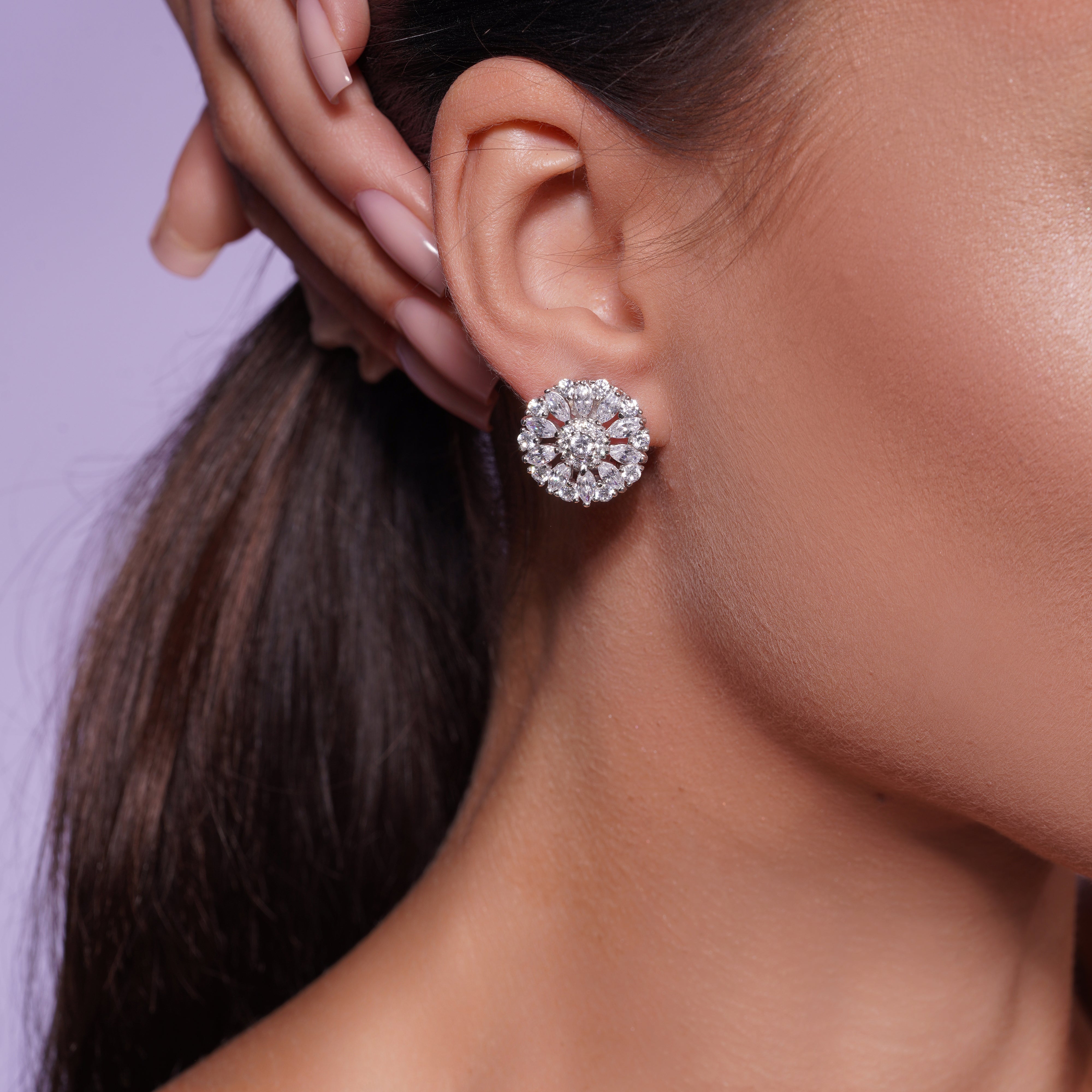 Pendientes de tuerca con circonita transparente y flor redonda chapada en rodio de plata 925 - STE00725