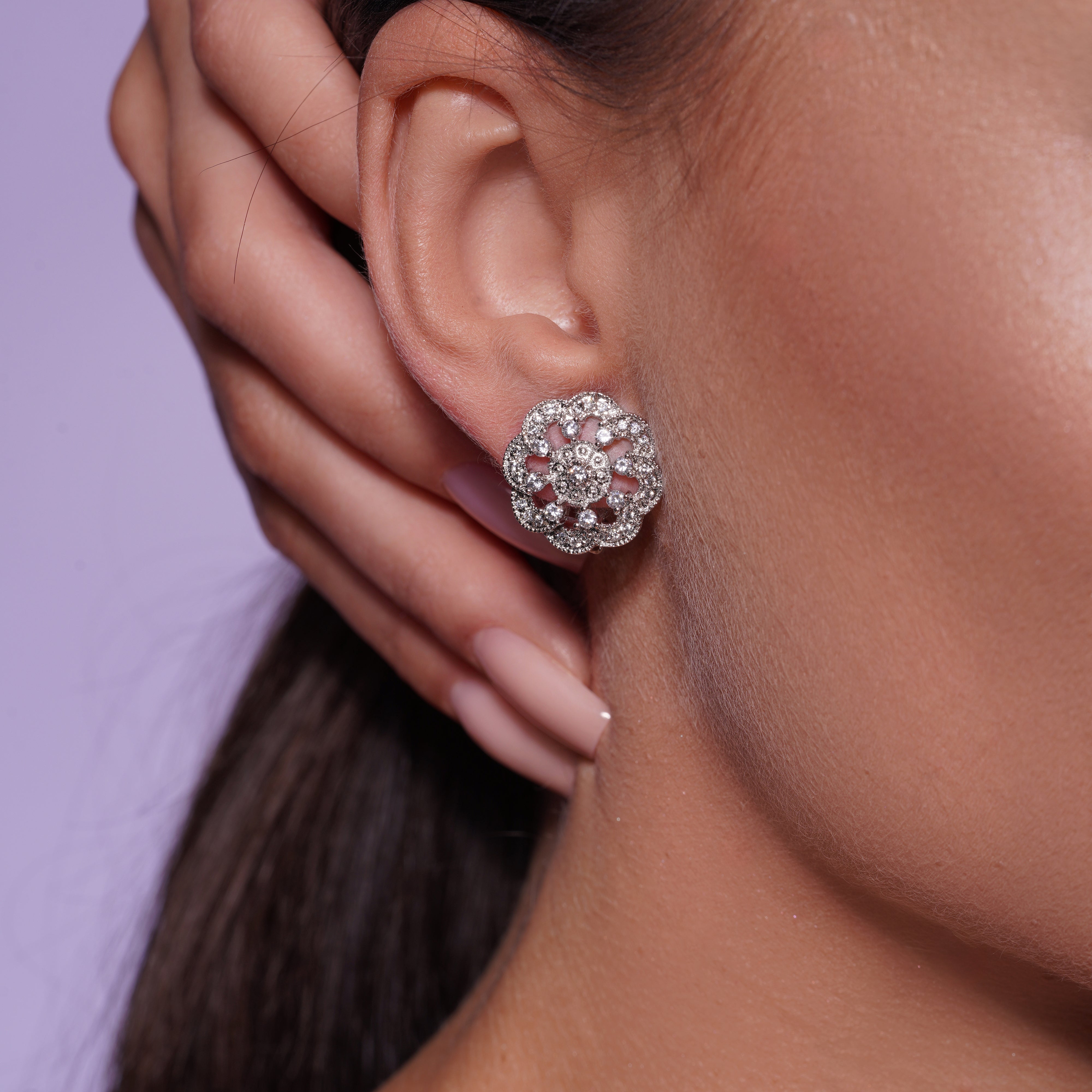 Pendientes de tuerca con circonita cúbica y racimo de flores chapado en rodio en plata 925 - STE00933