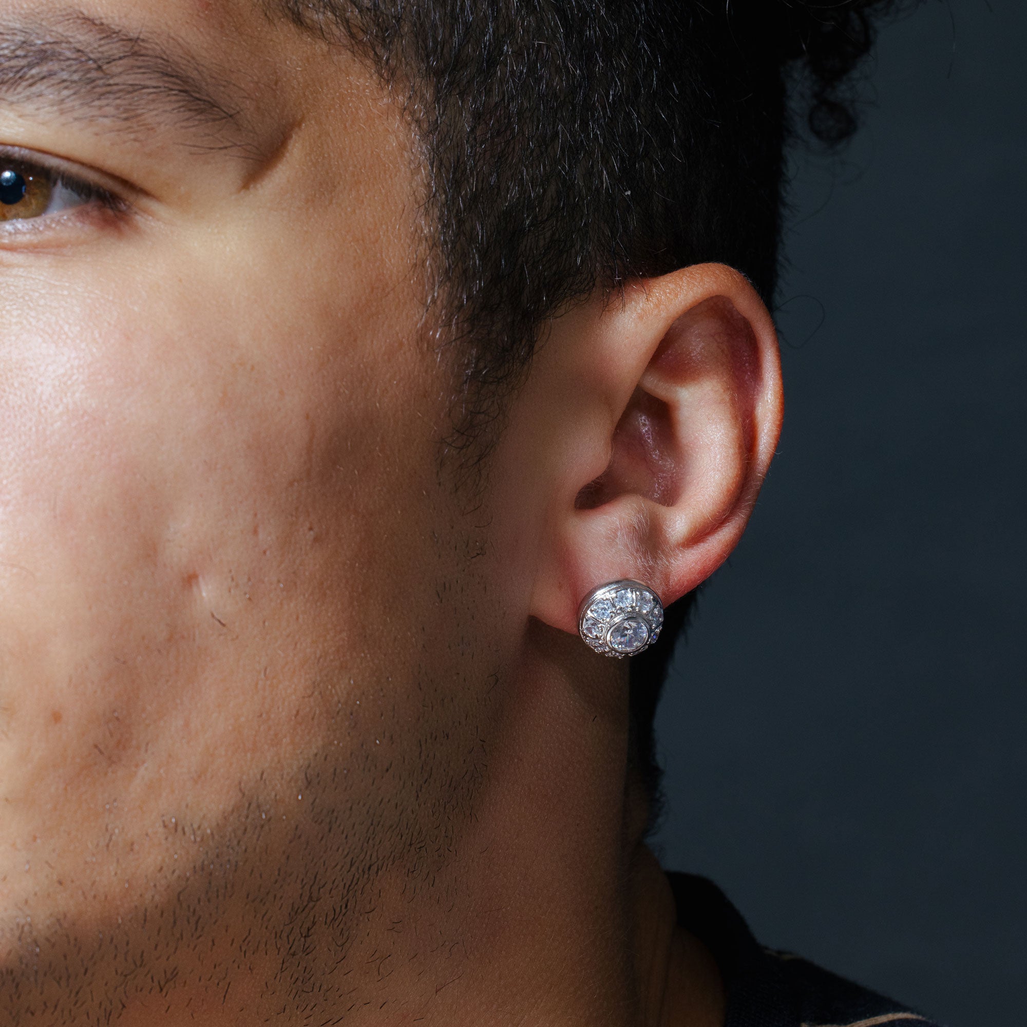 Liquidación - Pendiente de botón de plata de ley 925 rodiada con circonita cúbica transparente - STEM011