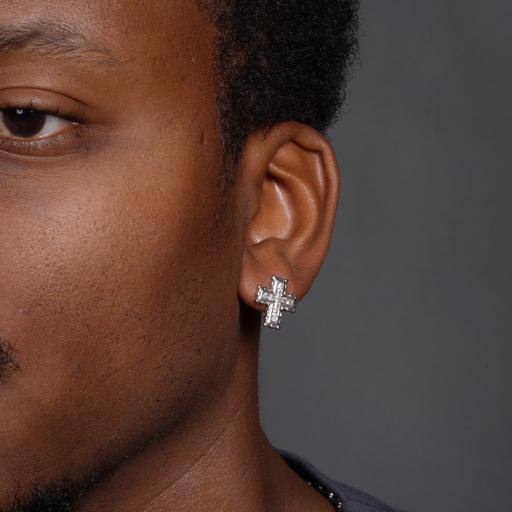 Liquidación - Pendiente de botón con circonita cúbica transparente en forma de cruz de plata de ley 925 rodiada - STEM022