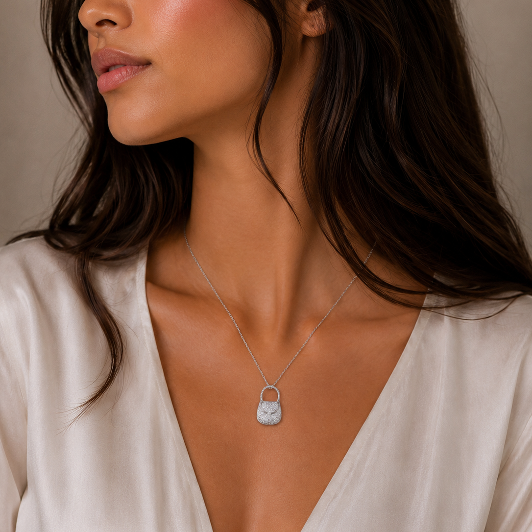 Collar con colgante de bolso de mano en plata 925 con circonitas transparentes rodiadas - STP00062