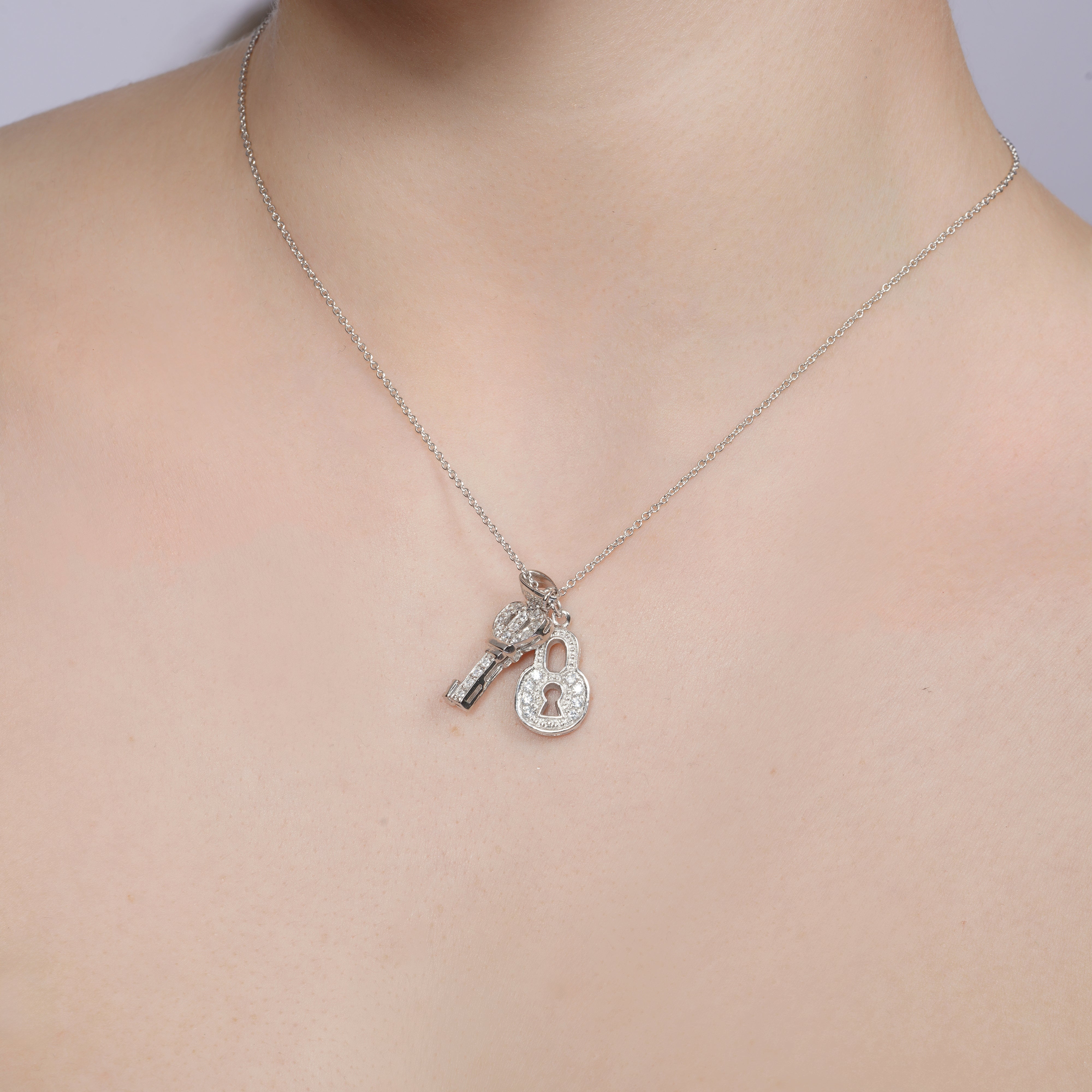 Collar con colgante de candado y llave de plata de ley 925 con baño de rodio y circonitas cúbicas - STP00127