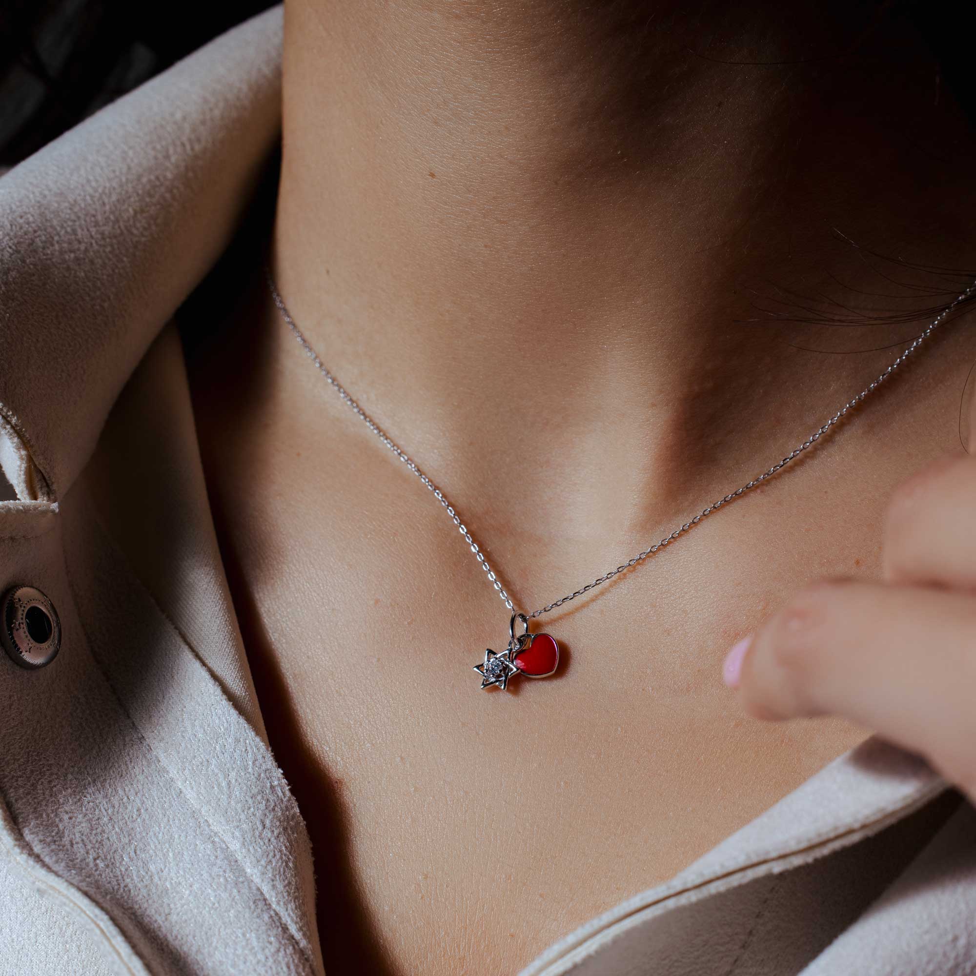 Collar con colgante de estrella de David en plata de ley 925 rodiada con corazón de esmalte rojo y circonita cúbica transparente - STP01855