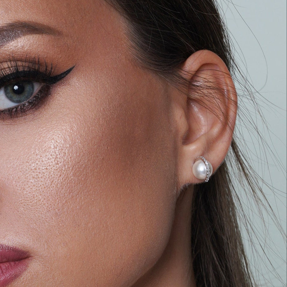 Pendiente de botón de nácar sintético envuelto en circonitas cúbicas en plata de ley 925 rodiada - BGE00653