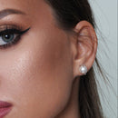 Pendiente de botón de nácar sintético envuelto en circonitas cúbicas en plata de ley 925 rodiada - BGE00653