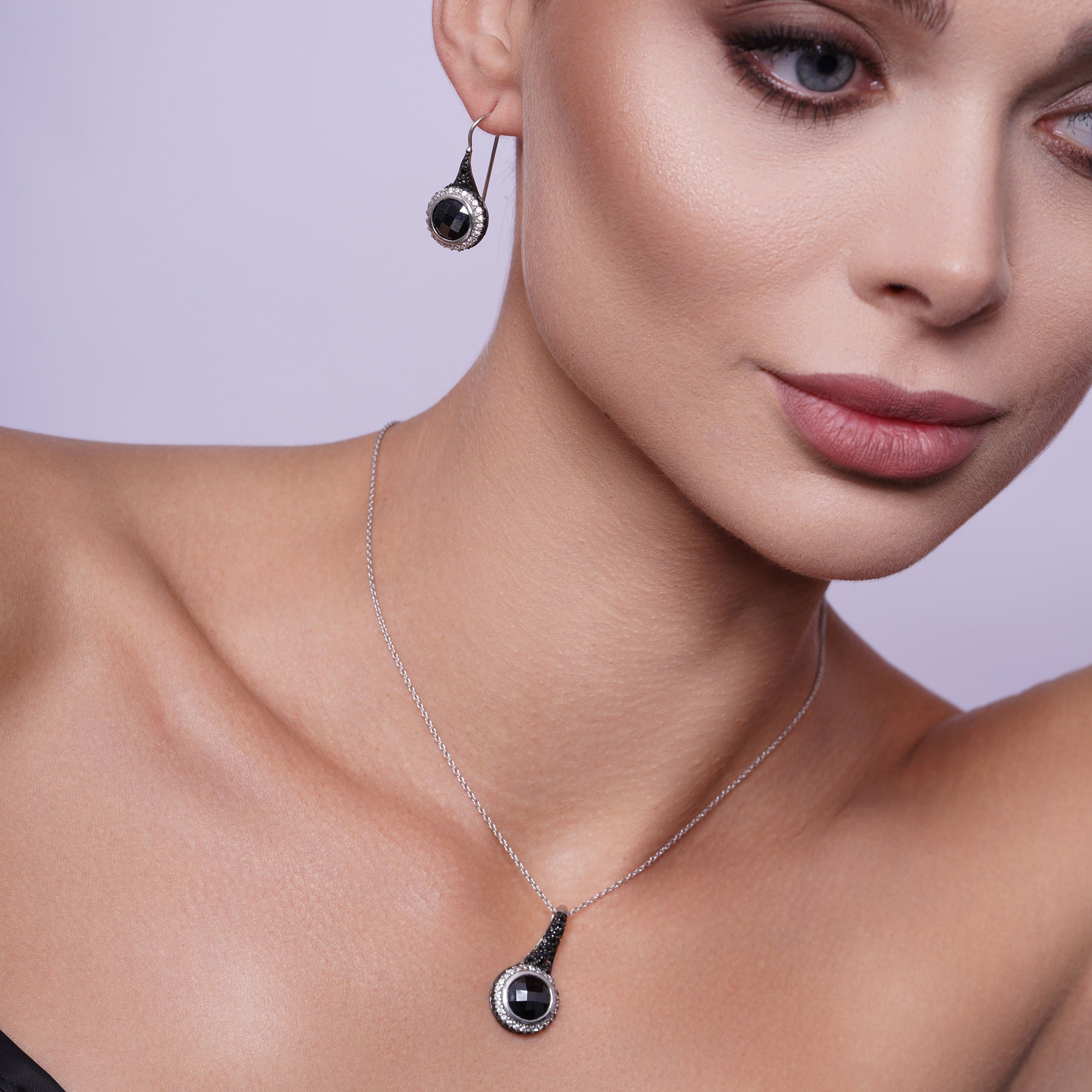 Liquidación - Conjunto de pendientes y collar de gancho con circonitas redondas en plata negra y baño de rodio - STS00185