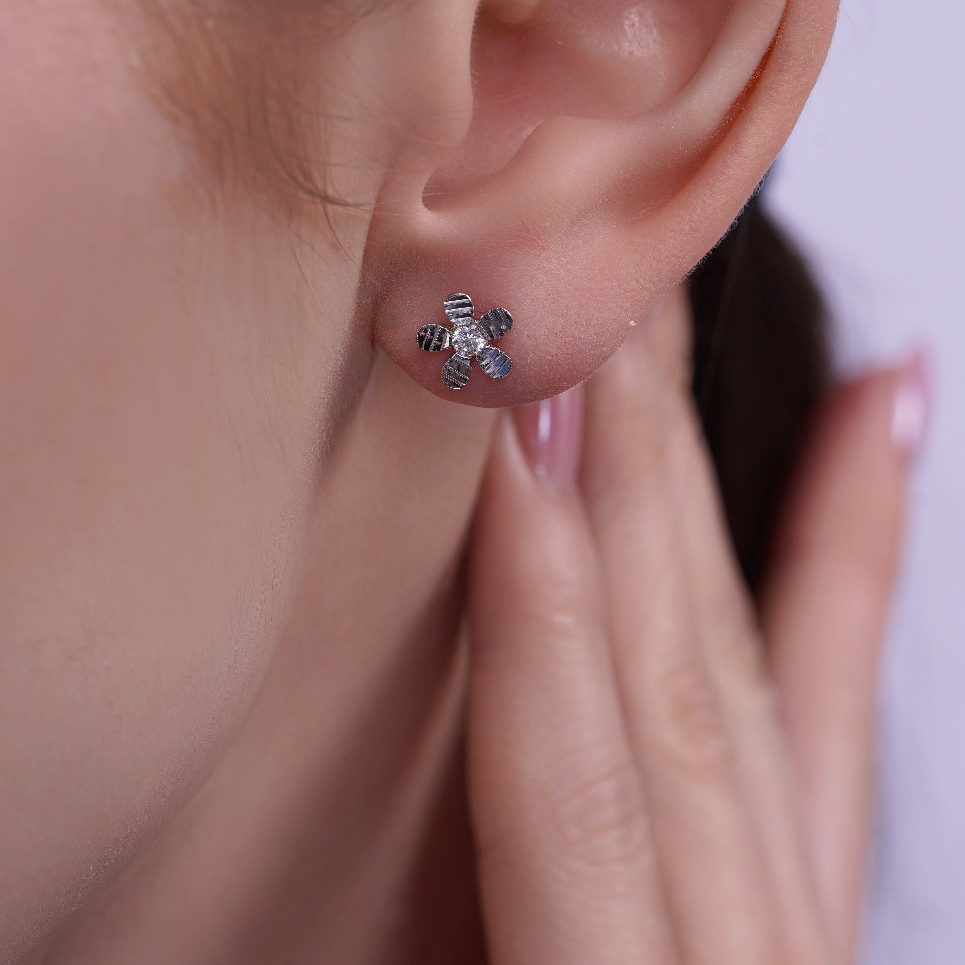 Pendiente de botón de plata de ley rodiada con doble banda de 4,5 mm x 21 mm - GME00131