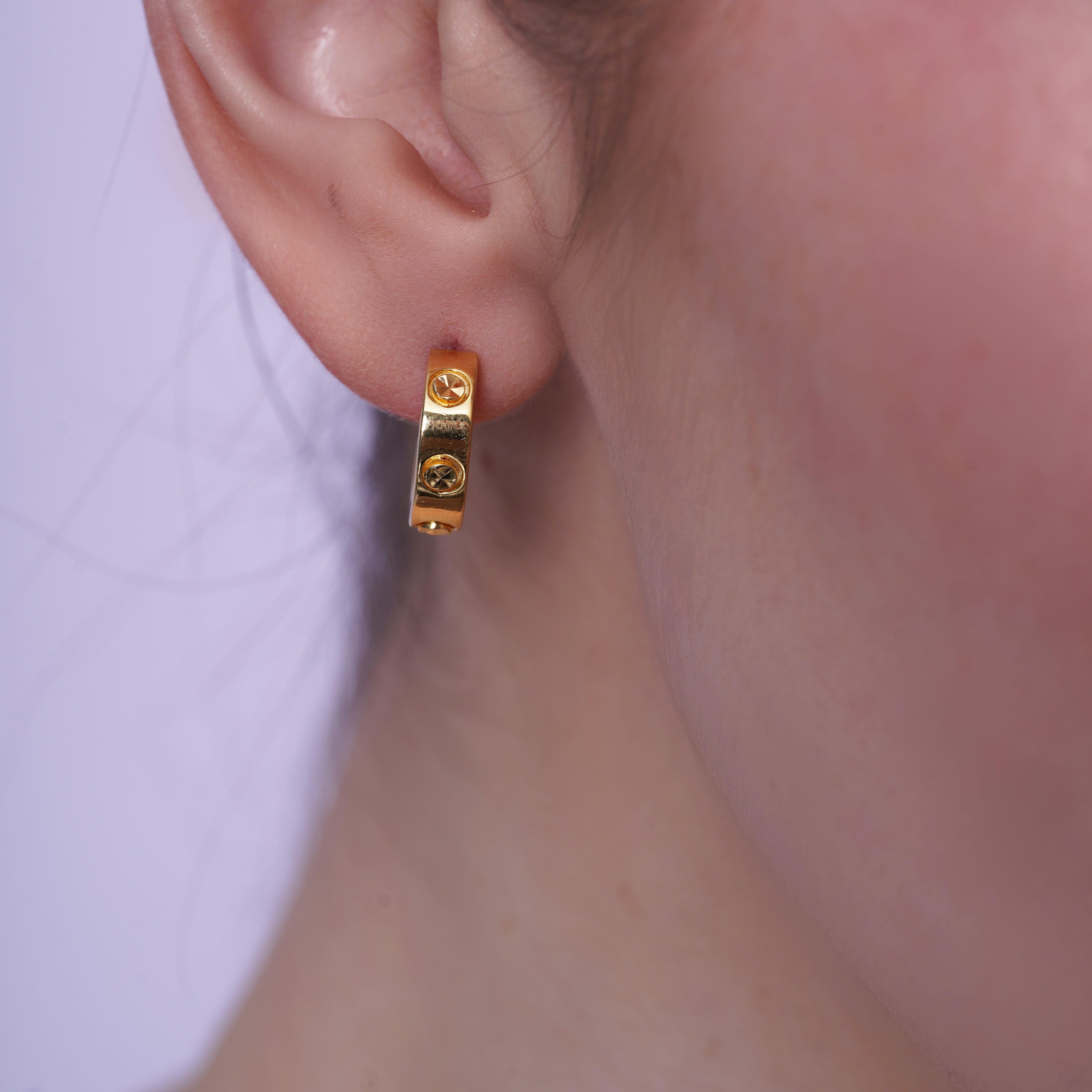 Pendiente de botón de plata de ley rodiada con doble banda de 4,5 mm x 21 mm - GME00131