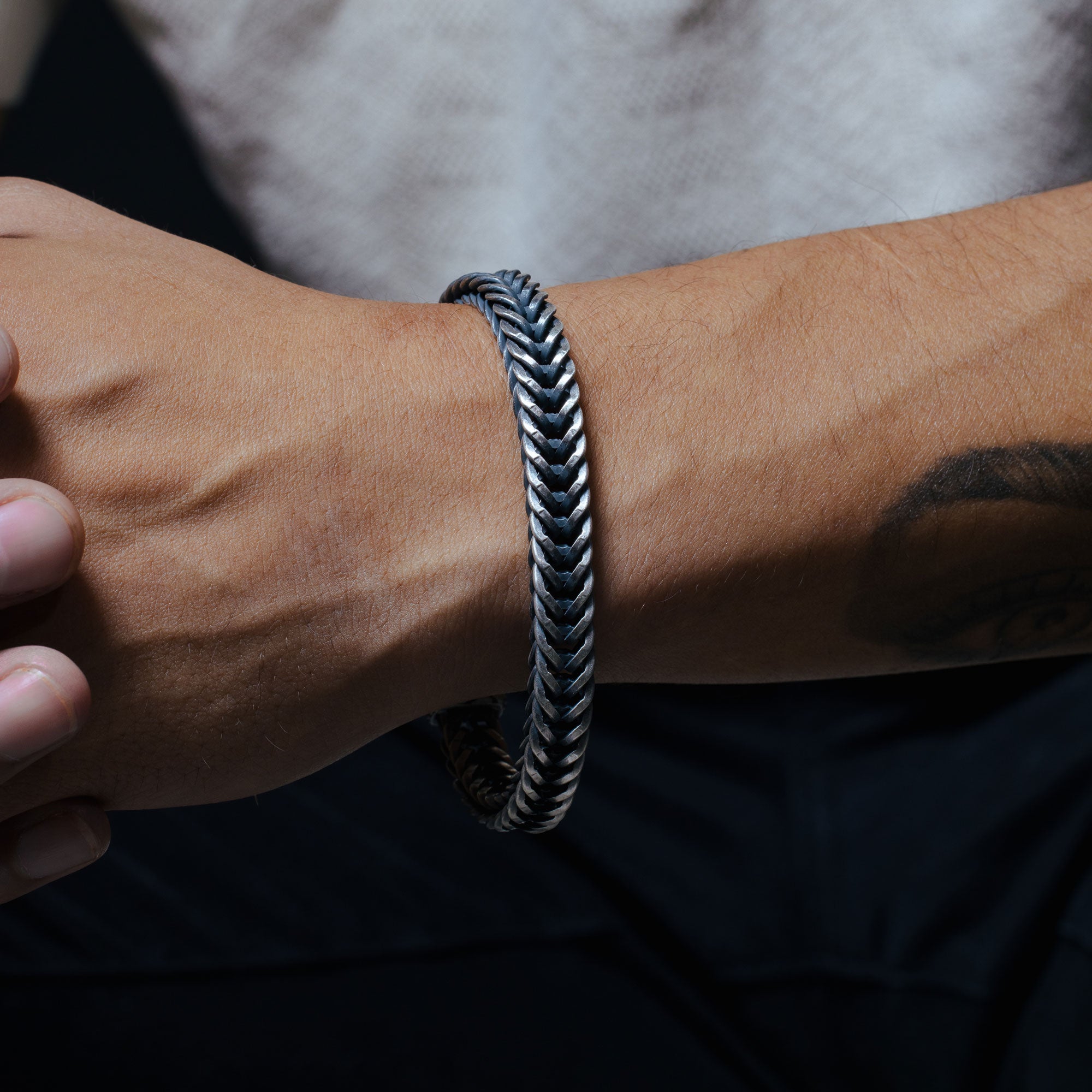 Pulsera trenzada ancha con acabado de metal de pistola hecha a mano en plata de ley 925, 9,4 mm - VGB5