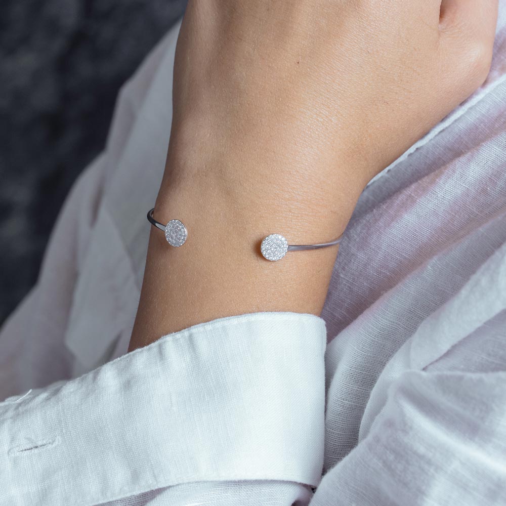 Brazalete con extremo de disco CZ chapado en rodio de plata 925 - BGB00236