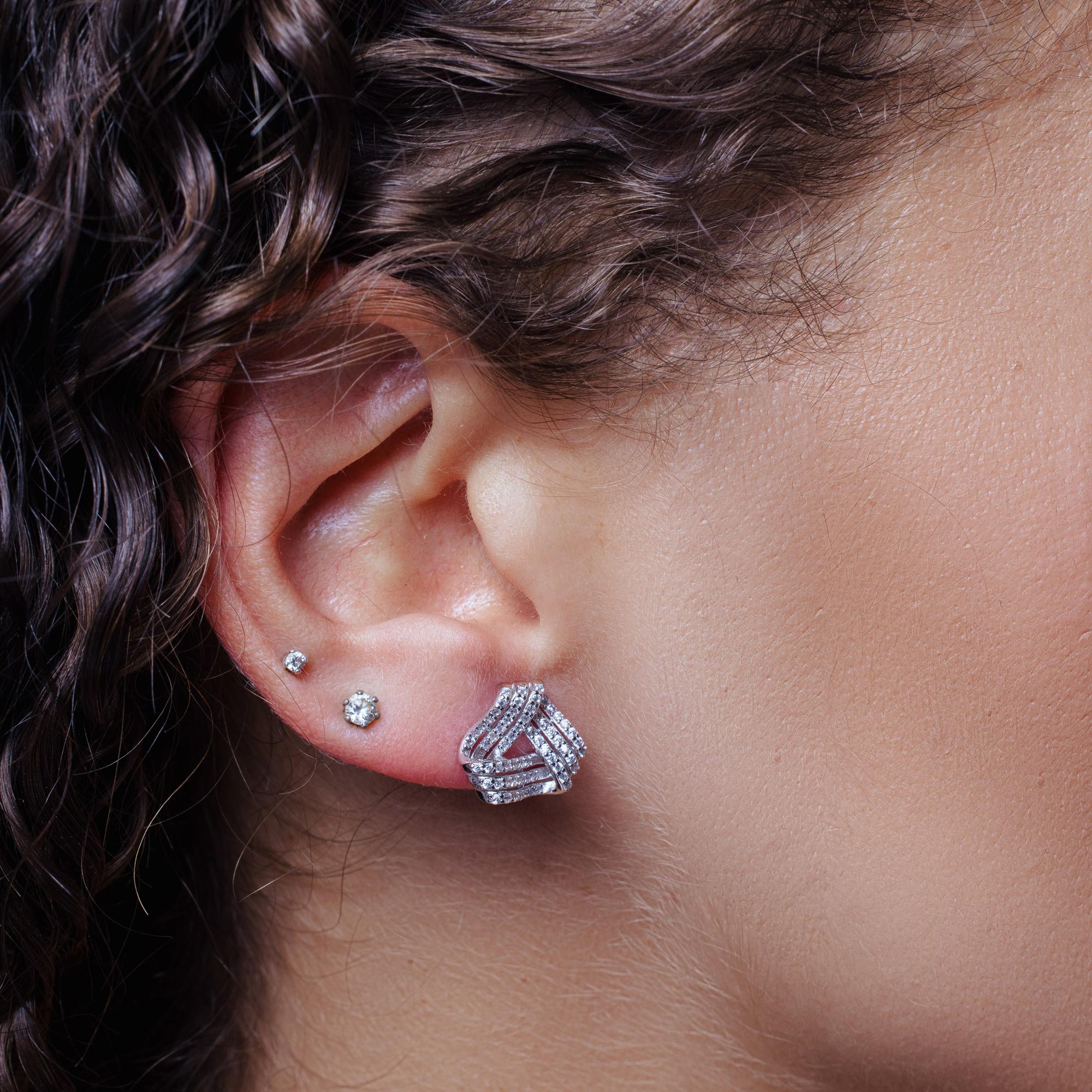 Pendientes de botón con nudo de tres capas de circonitas cúbicas en plata de ley 925 rodiada - BGE00743