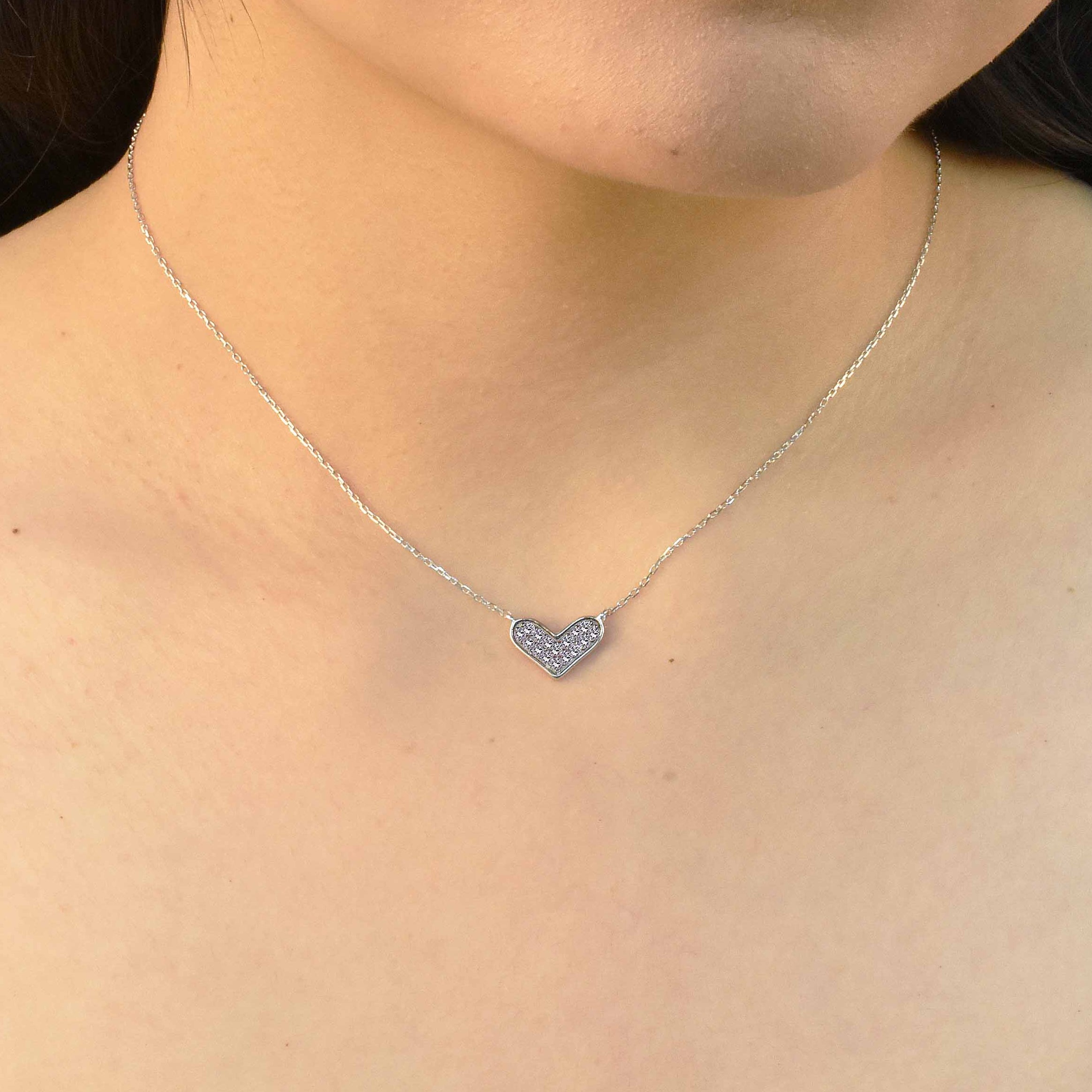 Collar con colgante de corazón ancho con circonita transparente chapada en rodio de plata 925 - BGP00943CLR