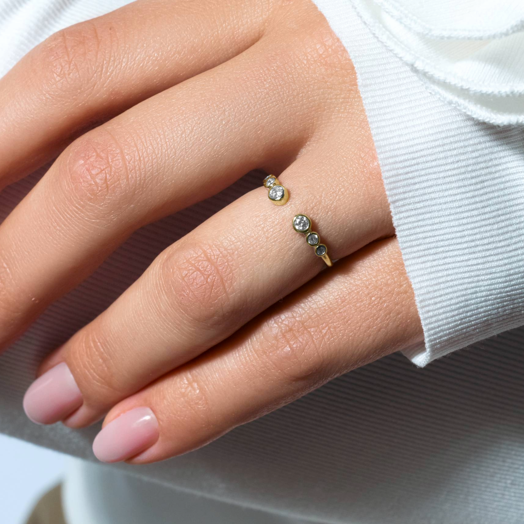 Anillo abierto de plata de ley 925 bañado en oro con 3 circonitas redondas graduadas - BGR01102GP