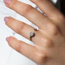 Anillo abierto de plata de ley 925 rodiada con circonitas redondas y círculo de circonitas - BGR01118RH