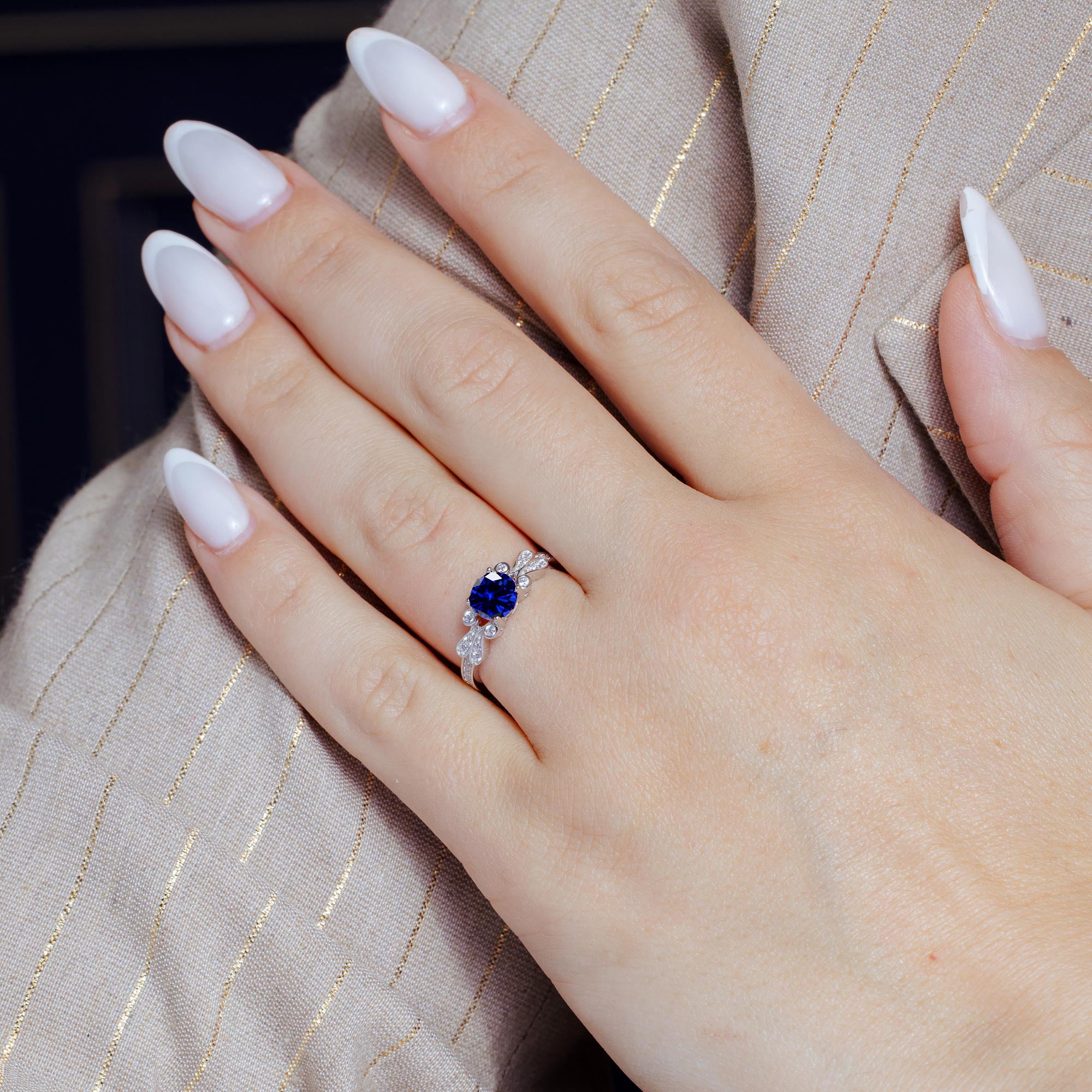 Anillo de plata de ley 925 rodiada con circonita azul ovalada - BGR01165BLU