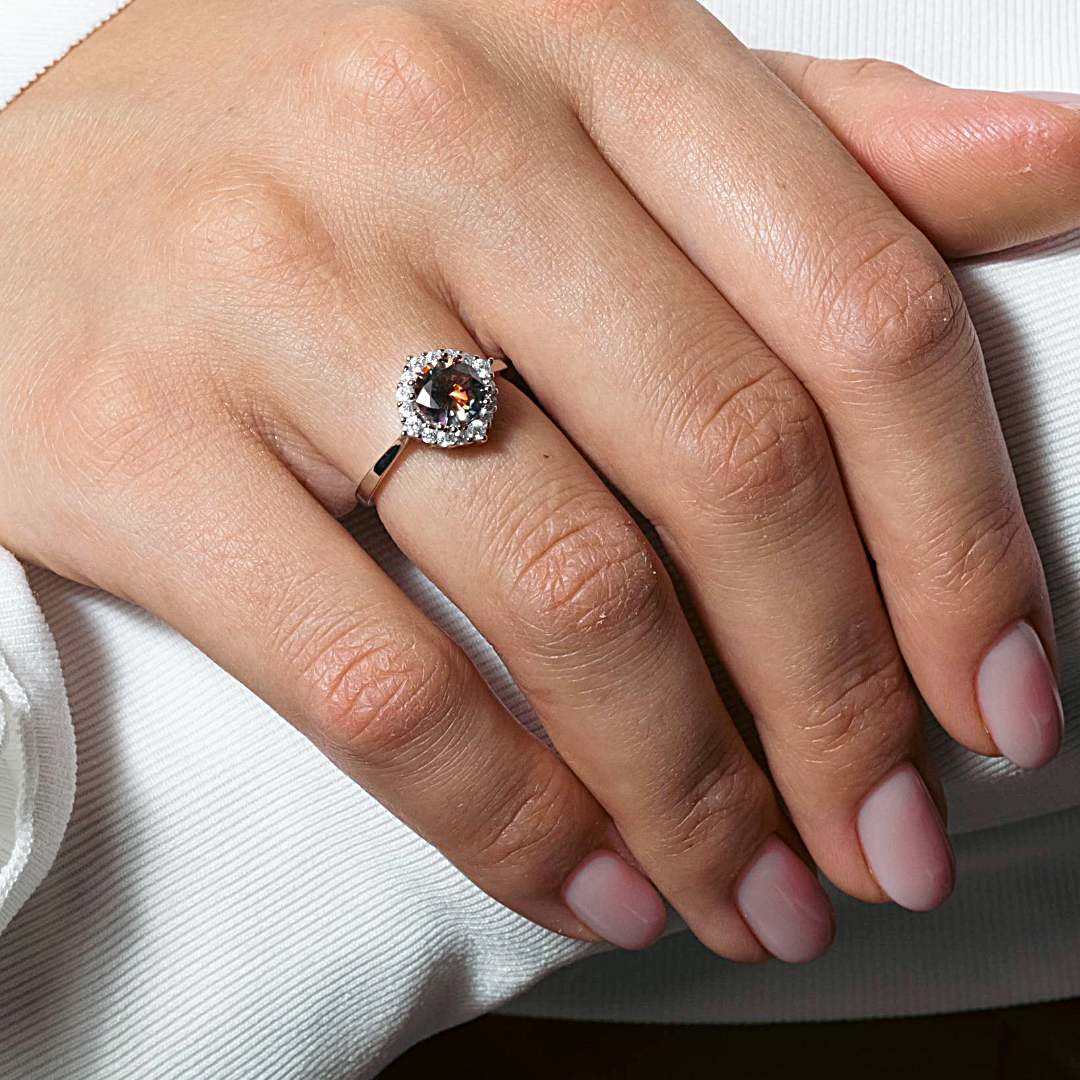 Anillo de plata de ley 925 rodiada con halo redondo de topacio místico y circonita cúbica - BGR01263