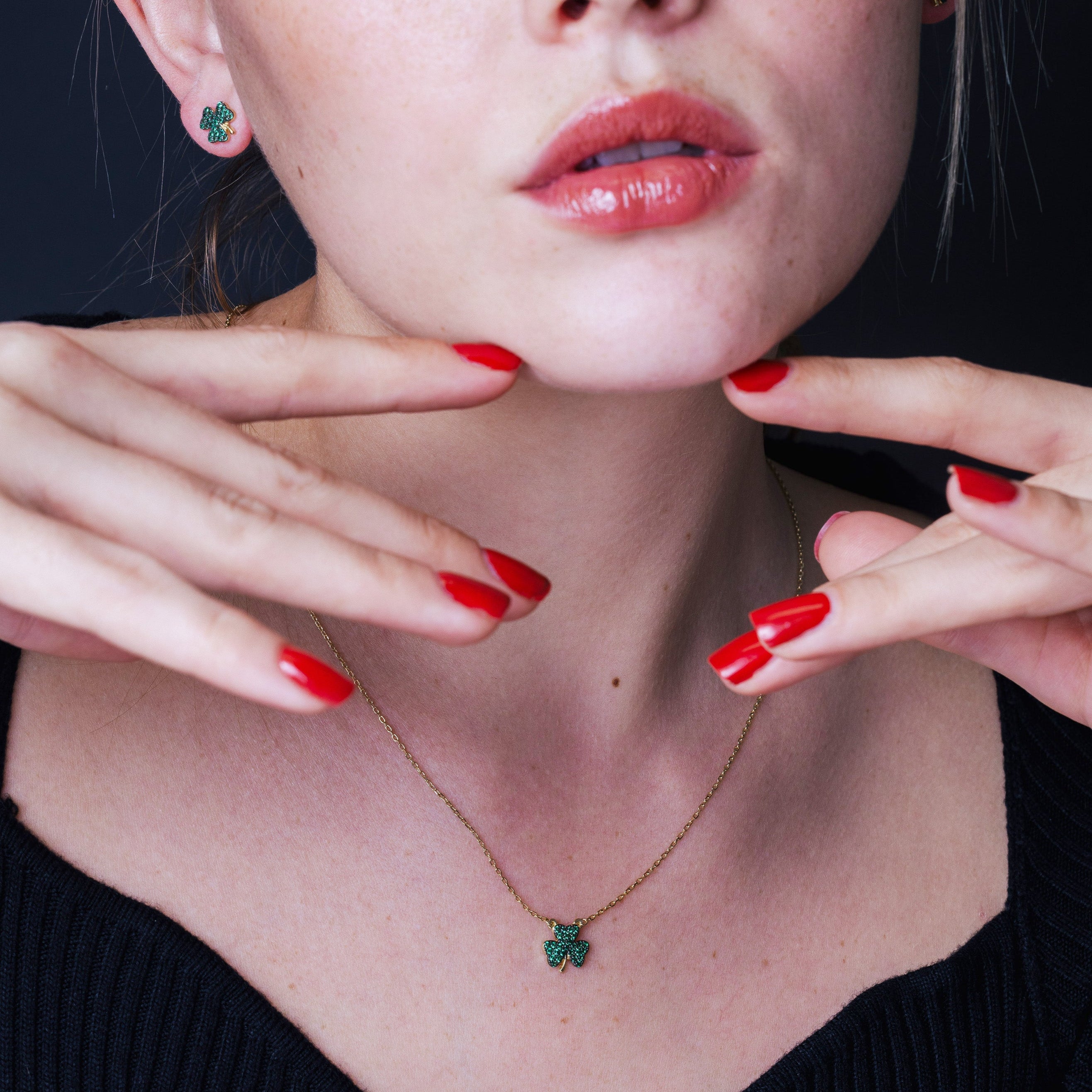 Liquidación - Mini trébol verde con circonitas cúbicas en plata de ley 925 bañada en oro - BGS00610