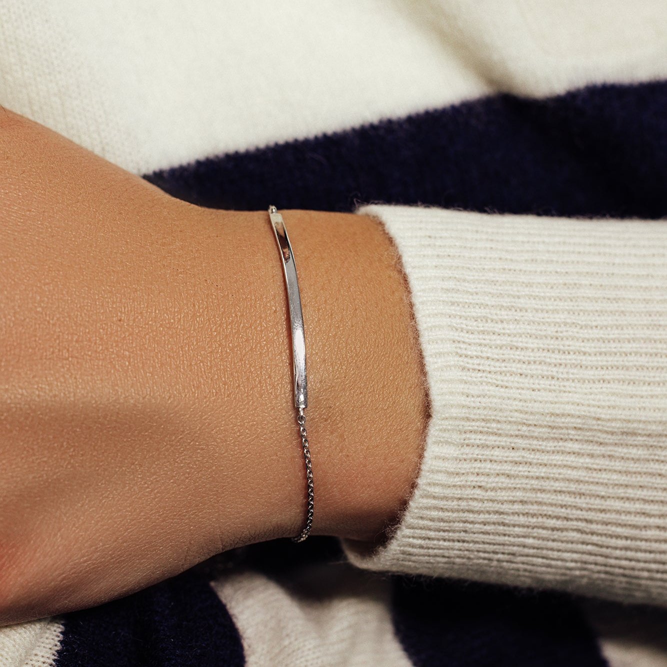 Rhodium Plated 925 Sterling Silver Curved Bar Lariat Bracelet - DIB00059RH