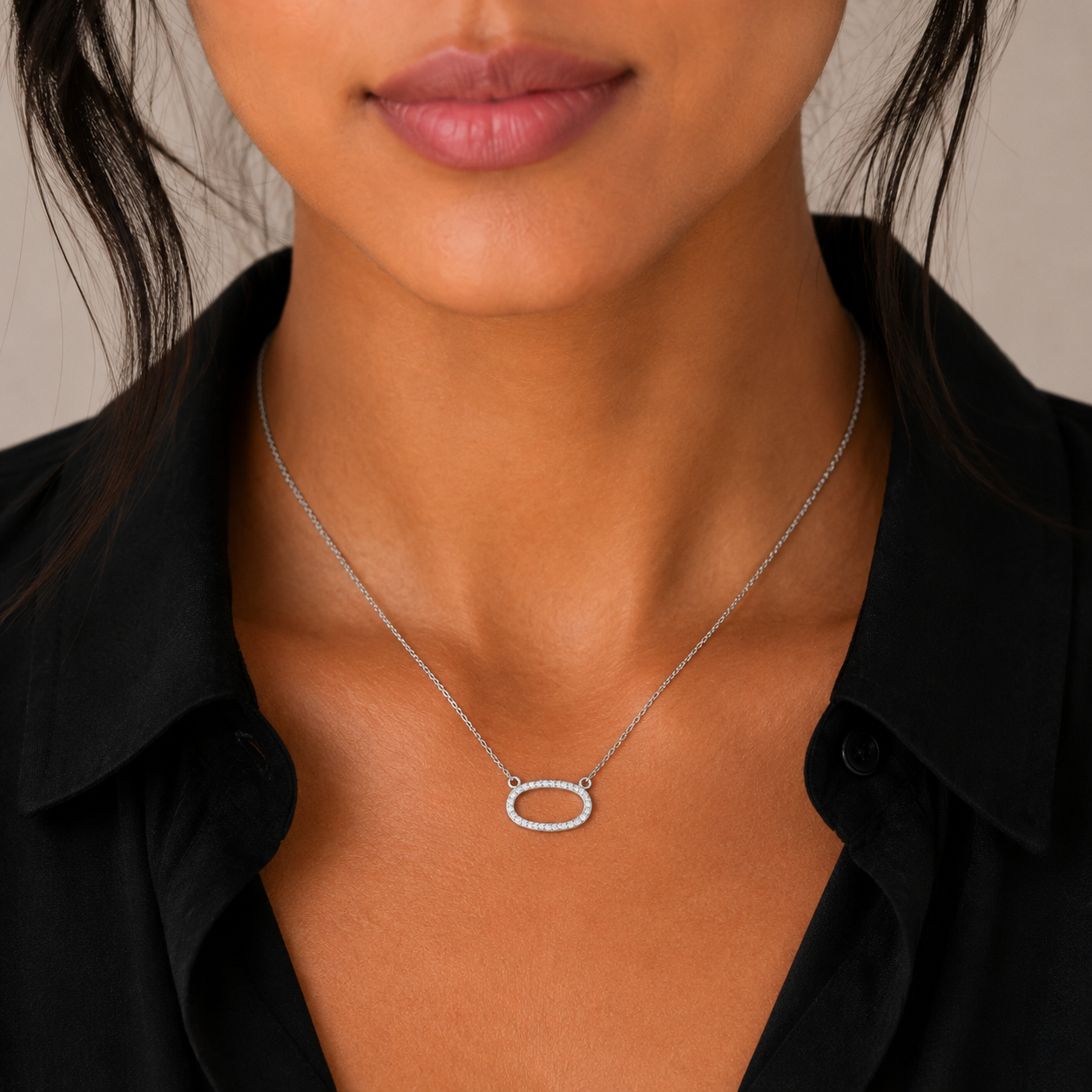 Collar ovalado abierto de plata de ley 925 rodiada con circonitas - DIN00042RH
