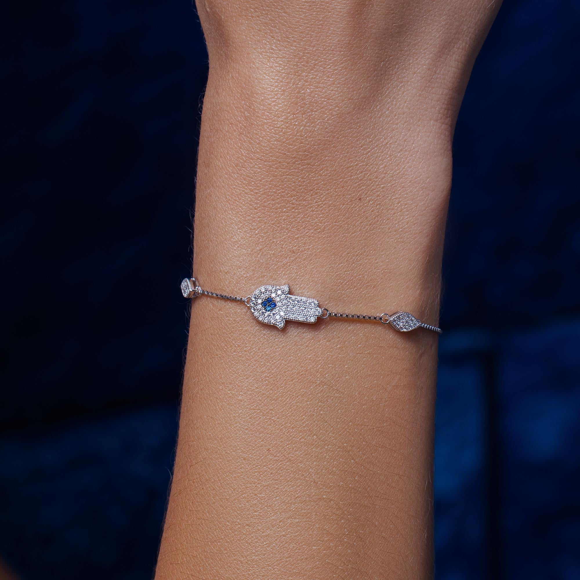 Pulsera de plata 925 chapada en rodio con circonita cúbica y mano de Hamsa - GMB00039B-S