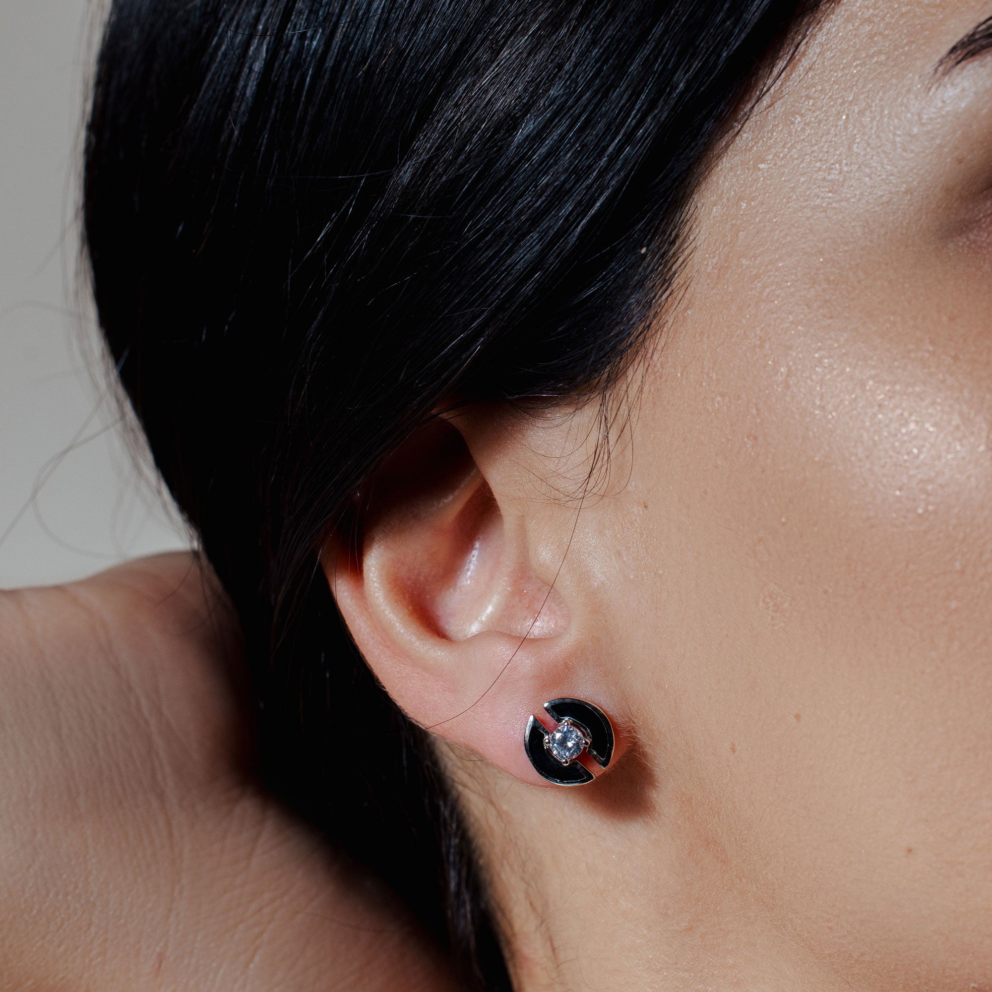 Pendientes de botón de plata de ley 925 rodiada con esmalte y doble semicírculo de 11 mm - GME00137