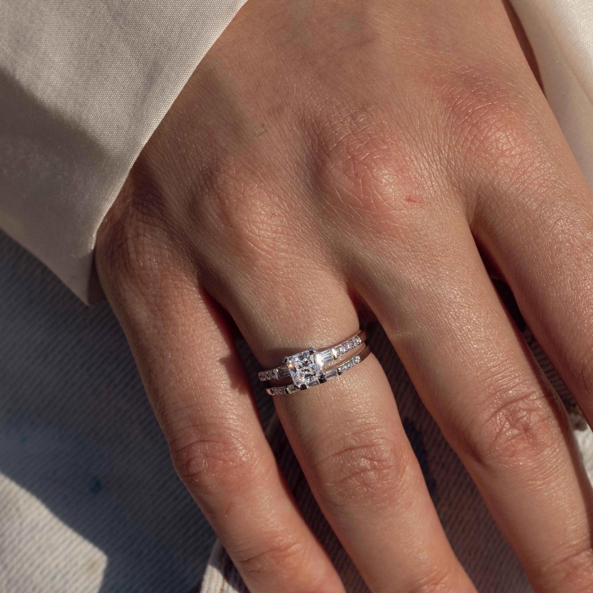 Anillo de piedras CZ de baguette central cuadrado chapado en rodio de plata 925 - GMR00086