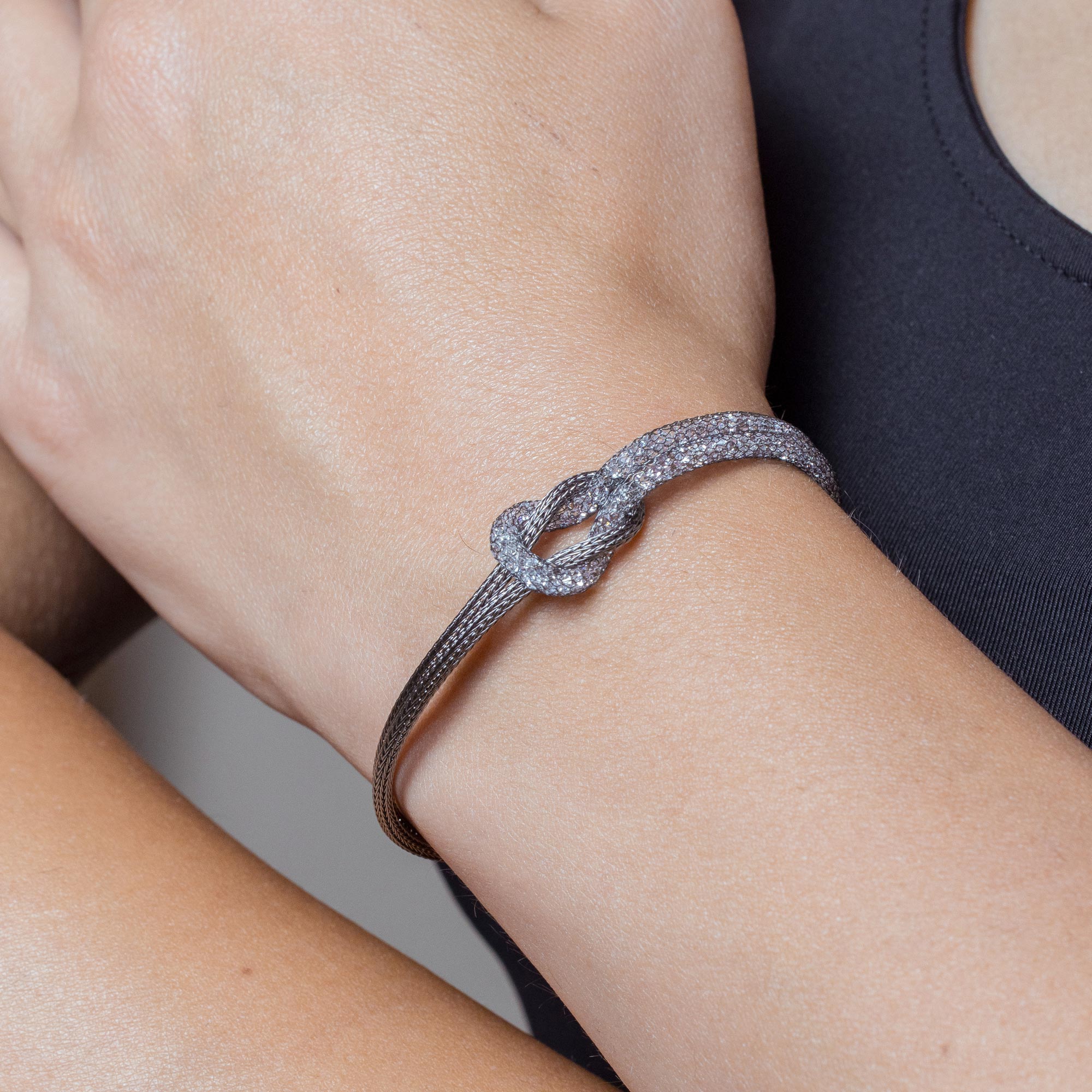 Pulsera italiana de cristal Swarovski con nudo central chapado en rodio negro de plata 925 - ITB00123BLK