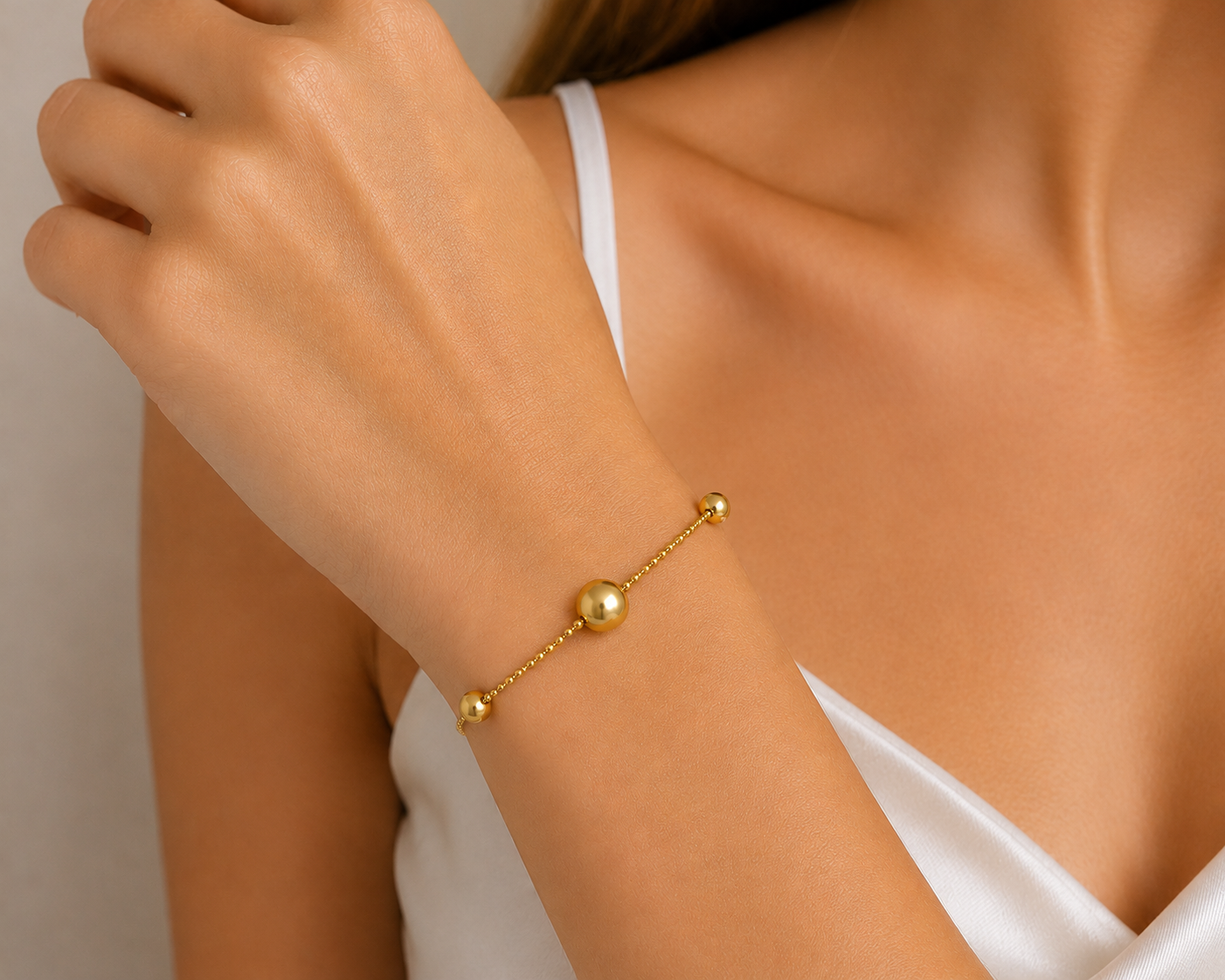 Pulsera de cadena de eslabones con dijes de 5 cuentas en plata de ley 925 bañada en oro - ITB00315-GP