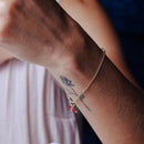 Pulsera ajustable de plata de ley 925 bañada en oro con eslabones curvos y barra de esmalte rojo - ITB00338-GP