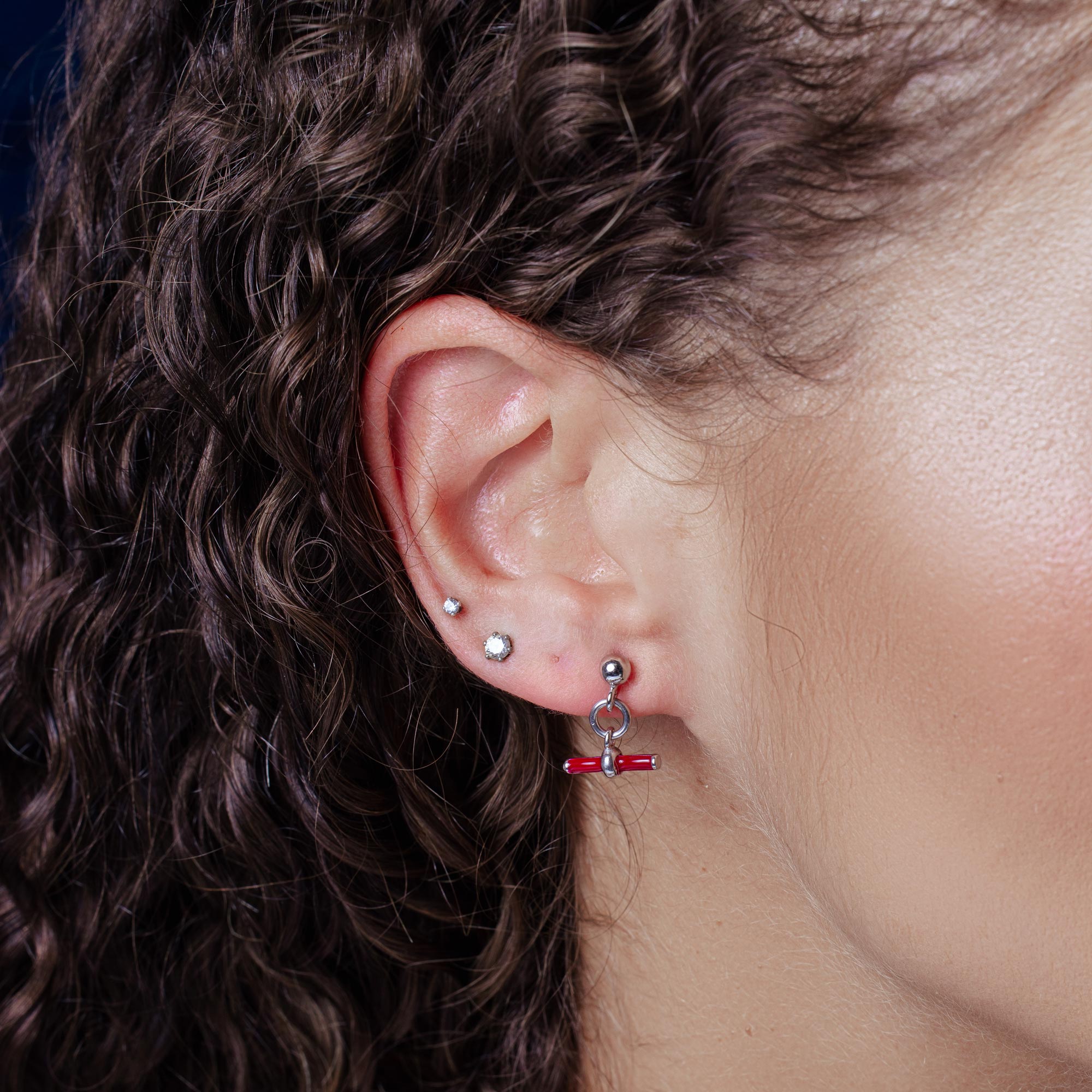 Pendientes colgantes de barra de esmalte rojo en plata de ley 925 rodiada - ITE00097-RH