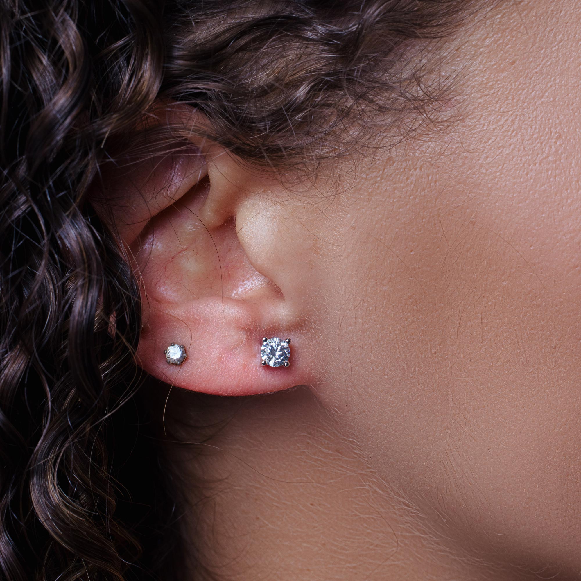 Pendiente de plata de ley 925 con moissanita de 5 mm, redondo, con cierre a presión - MBGE00003