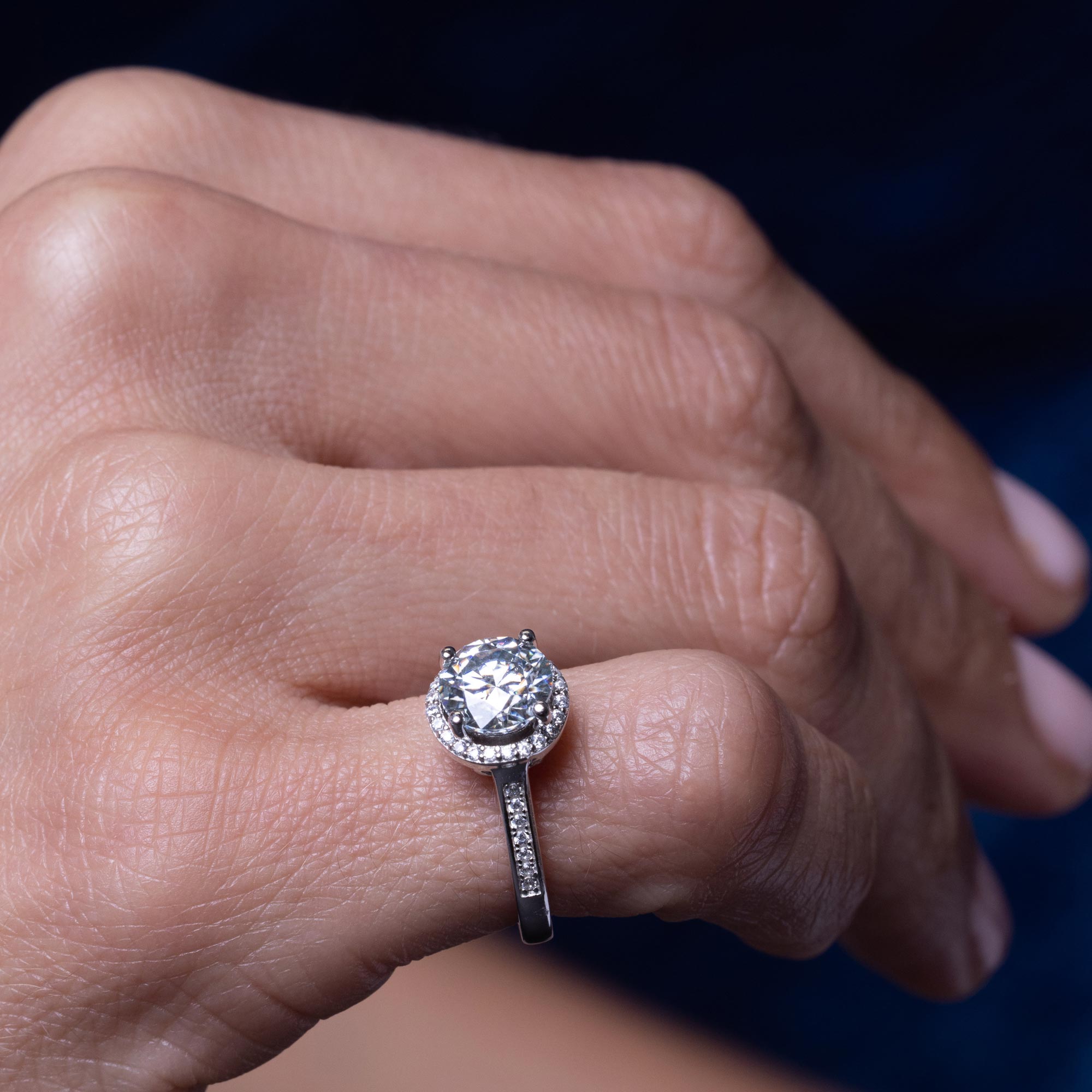 Anillo de plata de ley 925 rodiada con halo de moissanita redonda - MBGR00008