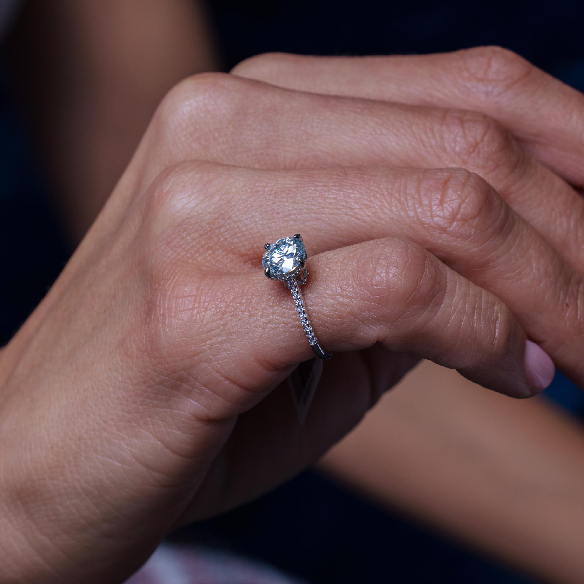 Anillo de compromiso de plata de ley 925 rodiada con moissanita de 2 quilates incrustada - MBGR00014