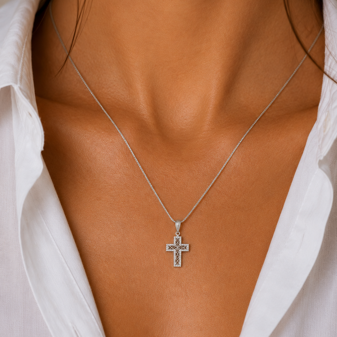 Colgante de cruz con diseño de cuerda de moissanita de plata de ley 925 chapado en rodio - MGMP00006