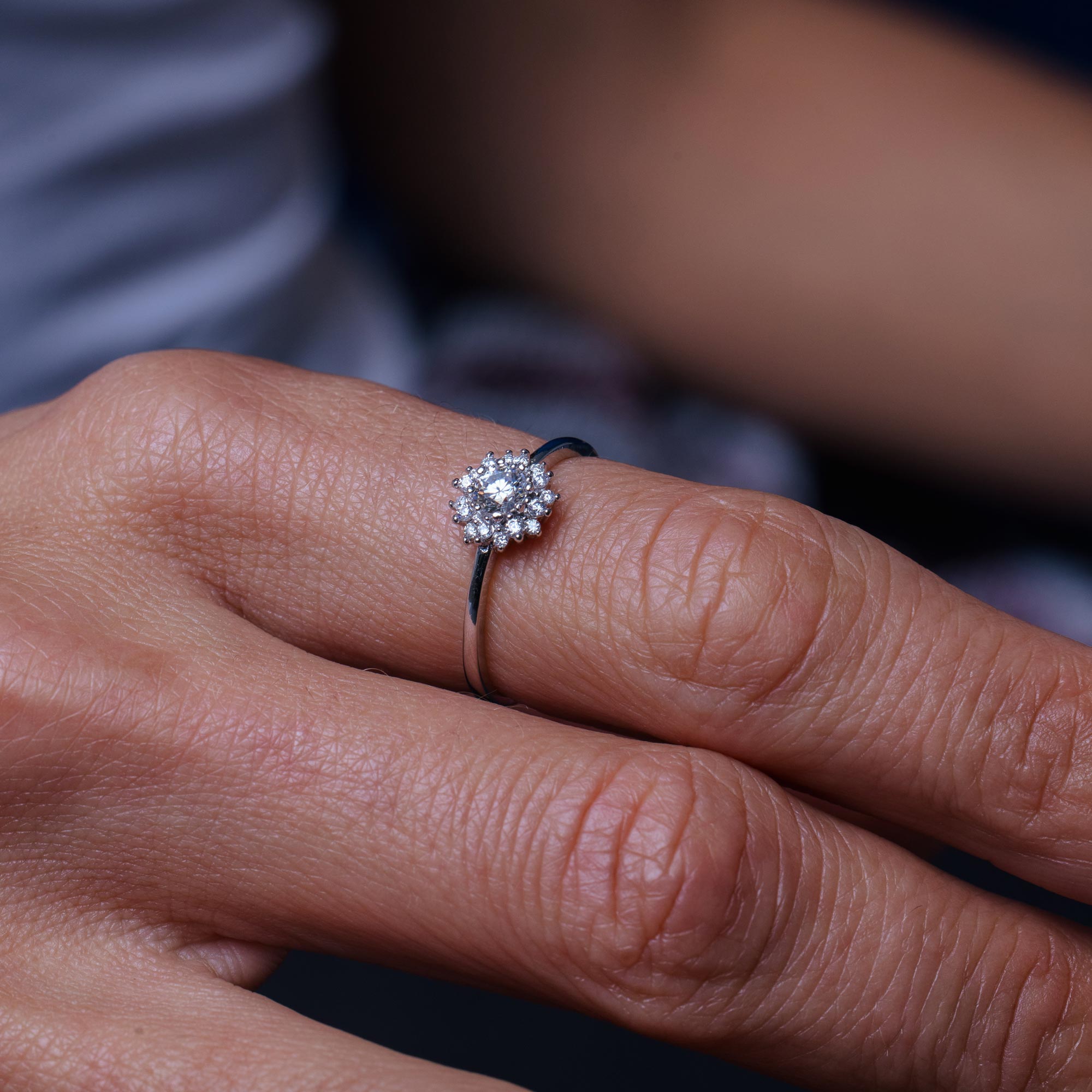 Anillo de moissanita con flor de plata de ley 925 rodiada - MGMR00004