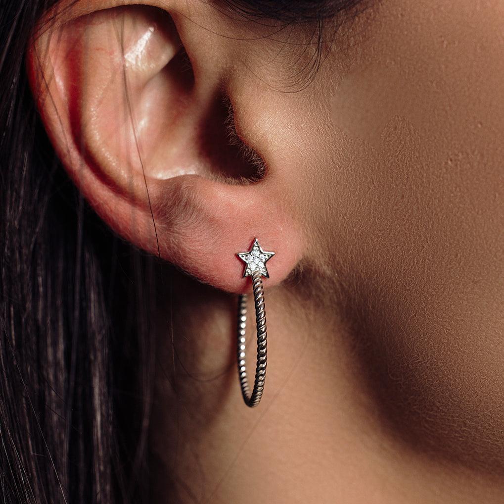 Pendientes de semi aro con diseño de cuerda chapada en rodio de plata 925 en una estrella de circonita cúbica - STE01058