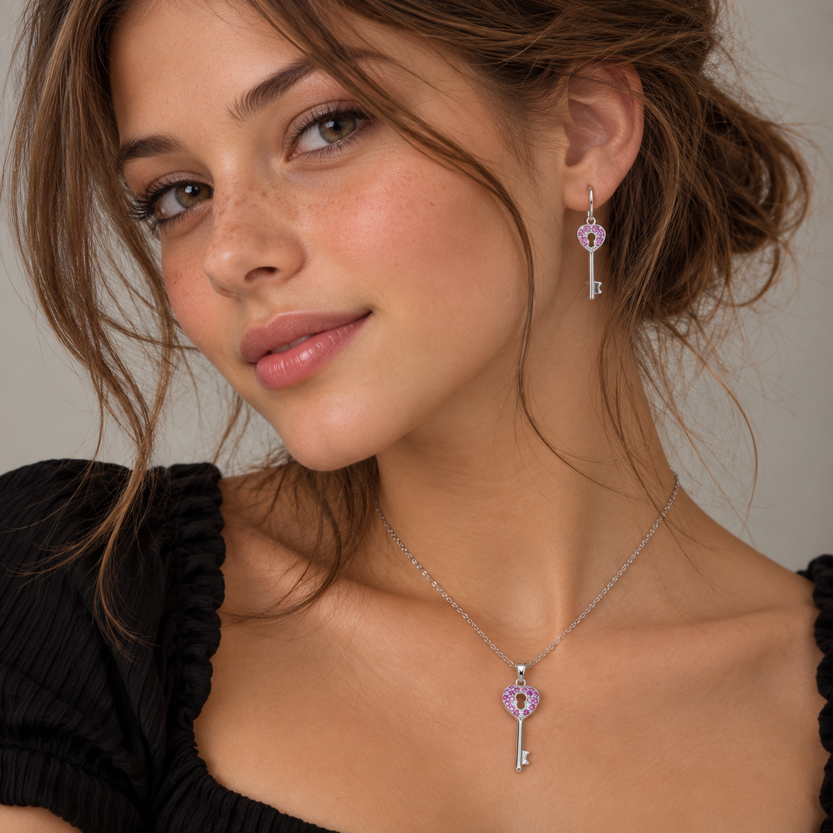 Juego de aretes y collar con gancho de circonita cúbica con forma de corazón del Reino chapado en rodio de plata 925 - STS00174